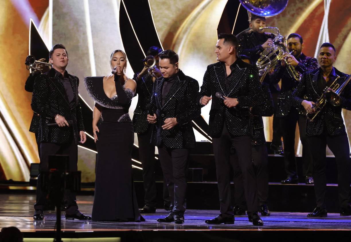 Chiquis Rivera estuvo acompañada por Banda Los Recoditos en el tema “Amándote”.