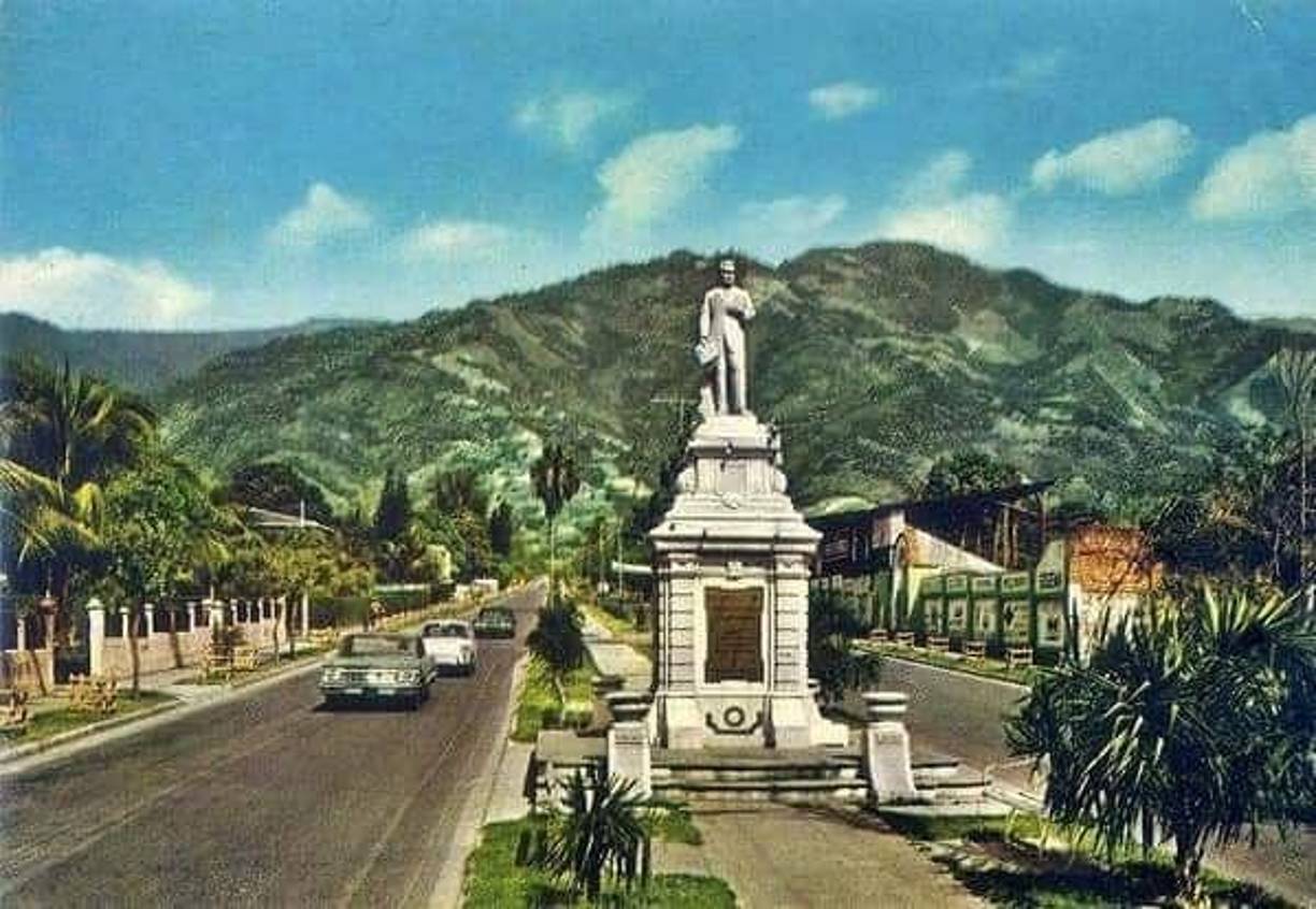 Bulevar Morazán, primera calle, posiblemente en los años 60s, foto de San Pedro Sula del Ayer.