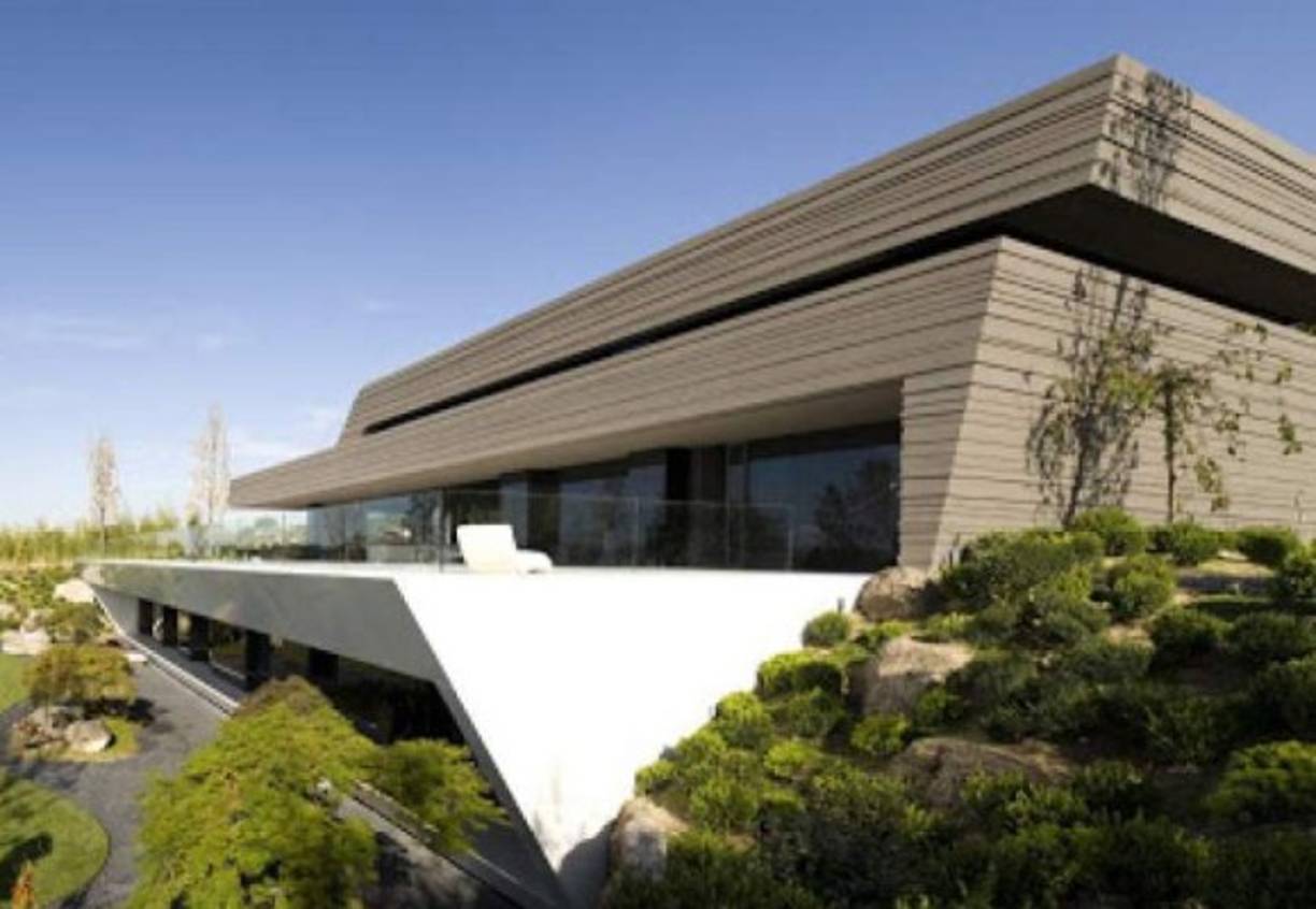 Tiene un spa en la planta sótano, con la piscina y un jacuzzi.