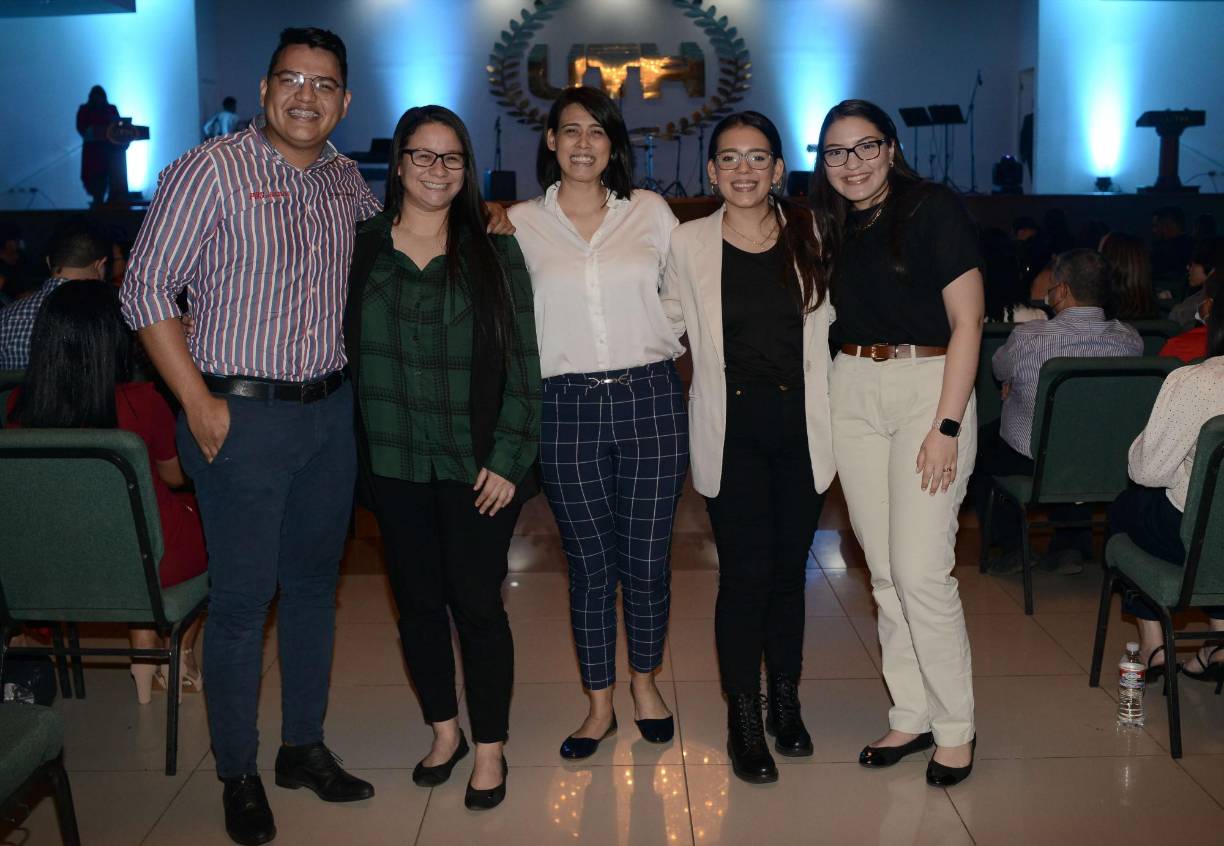José Licona, Dania Zaldívar, Estefany García, Silvia García y Claudette Welchez
