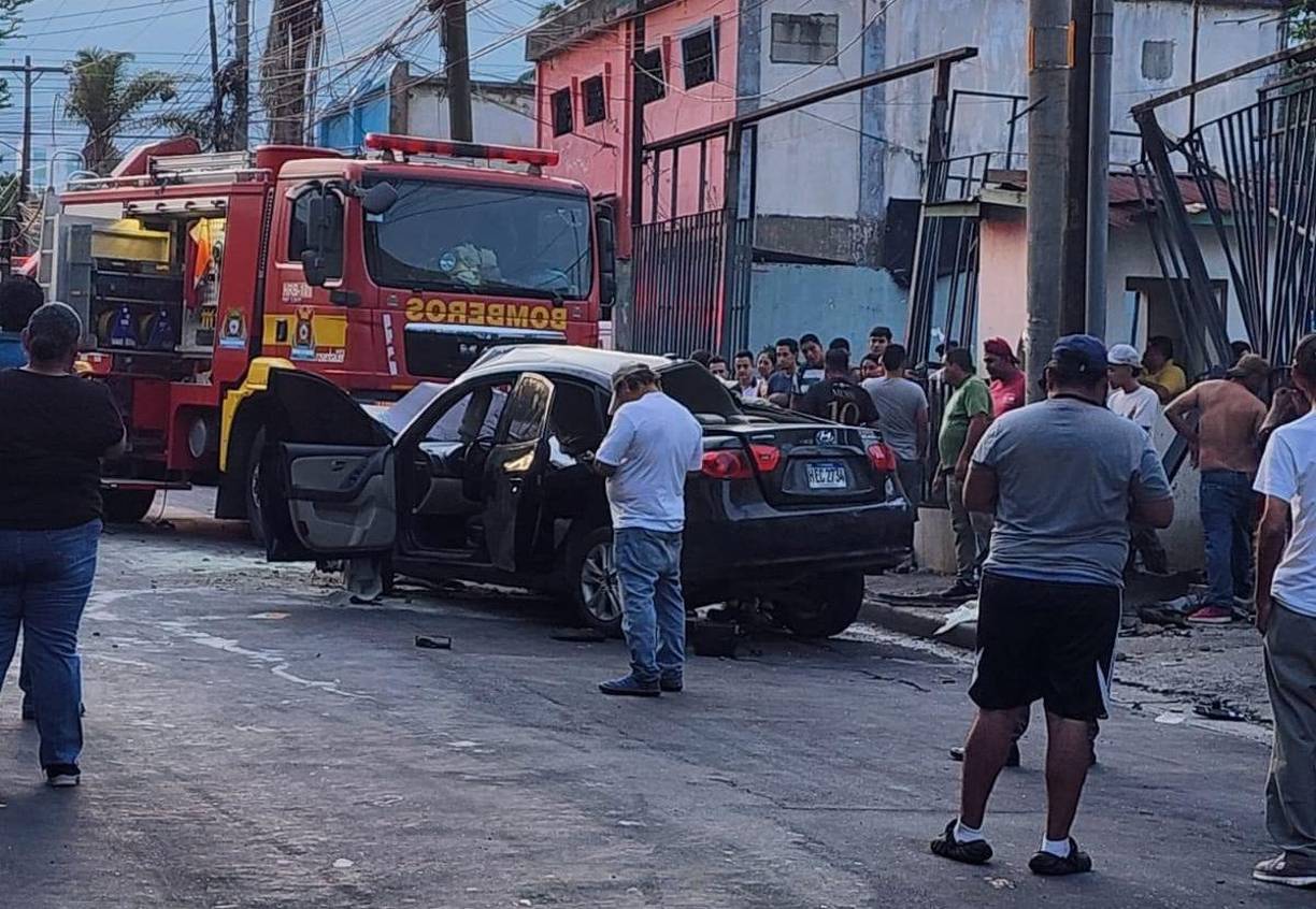 Ambos iban en un vehículo Hyundai, Elantra, color negro, por la 13 calle del referido barrio sampedrano. 