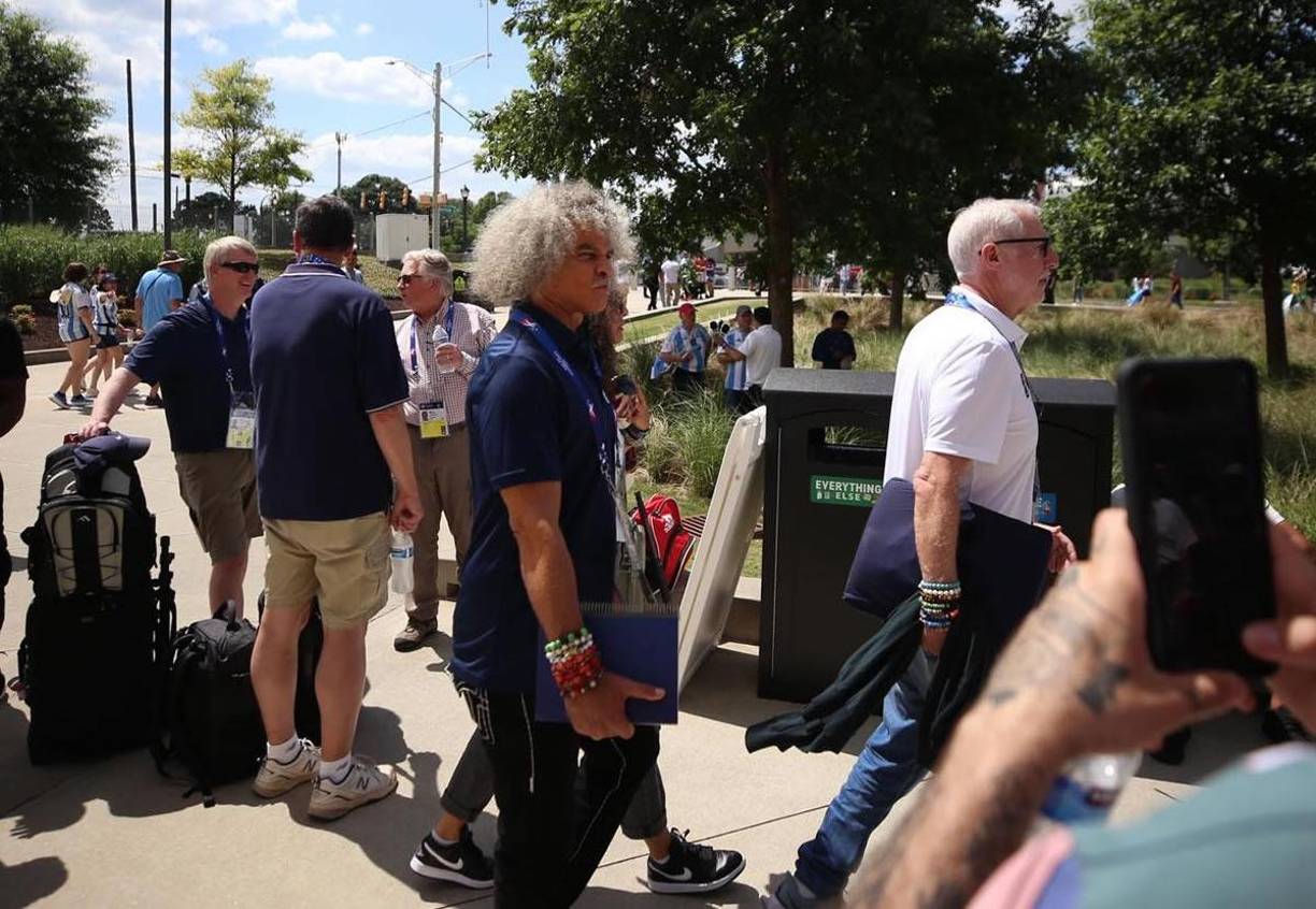El exfutbolista colombiano Carlos ‘El Pibe‘ Valderrama llegó al estadio para ver el debut de Argentina vs Canadá.