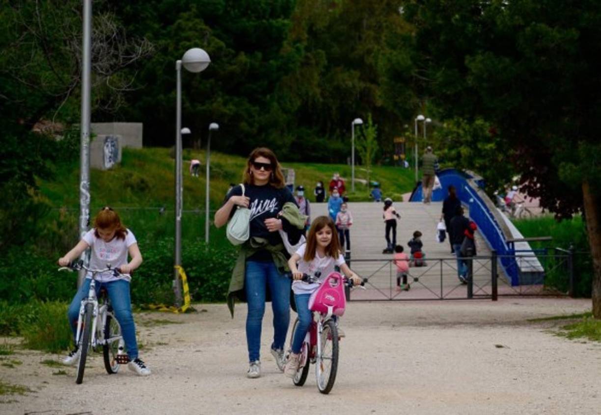 En patinete, triciclo, bicicleta o en su silla, a menudo protegidos con mascarillas y siempre acompañados por alguno de sus padres, los niños en España pudieron salir por primera vez este domingo a la calle desde hace seis semanas, cuando se impuso el confinamiento contra el coronavirus.