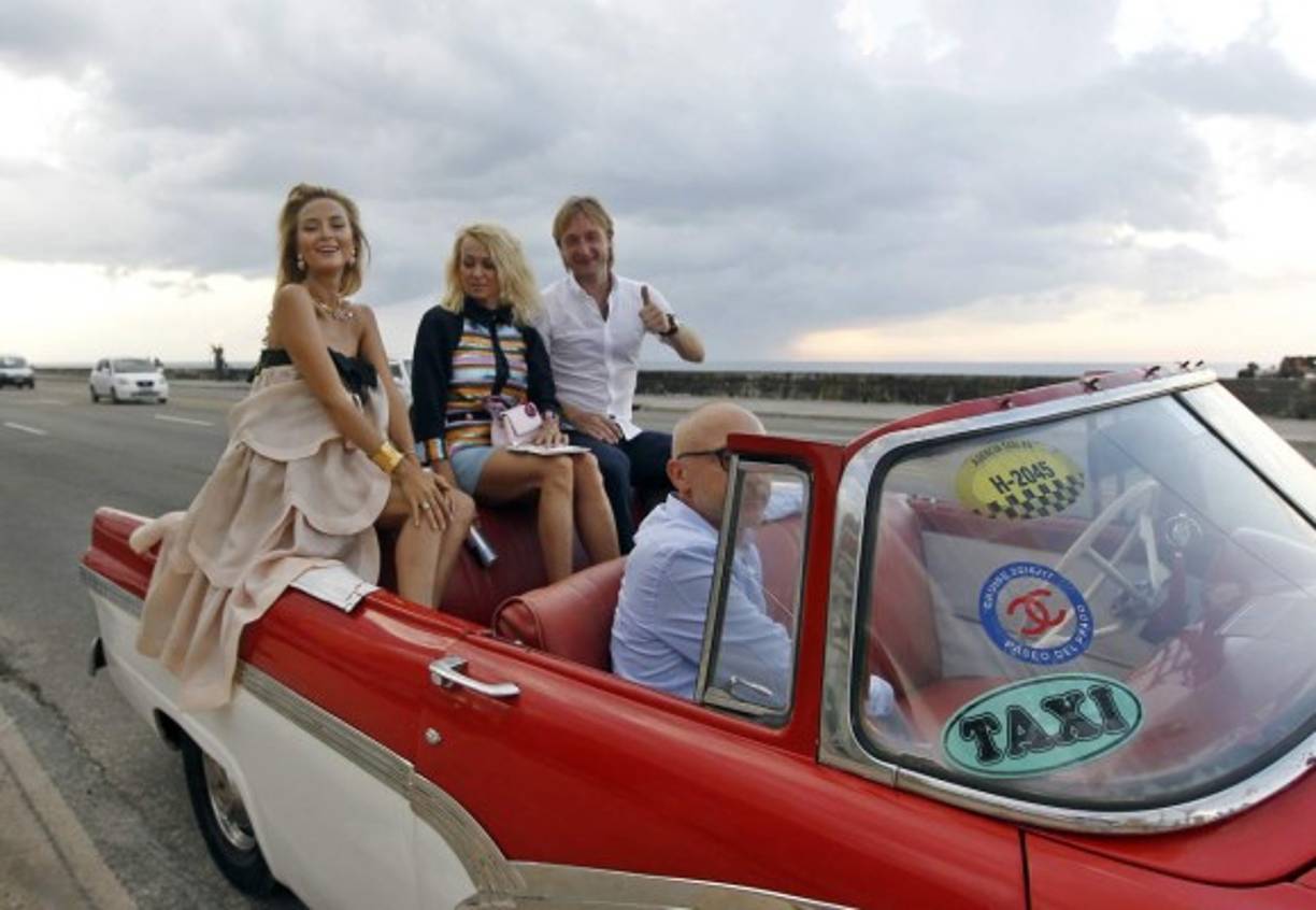 Invitados al desfile de la casa de modas francesa Chanel pasean por el malecón habanero en autos clásicos antes de llegar al Paseo del Prado en La Habana, donde se realizará la pasarela hoy, 3 de mayo de 2016.