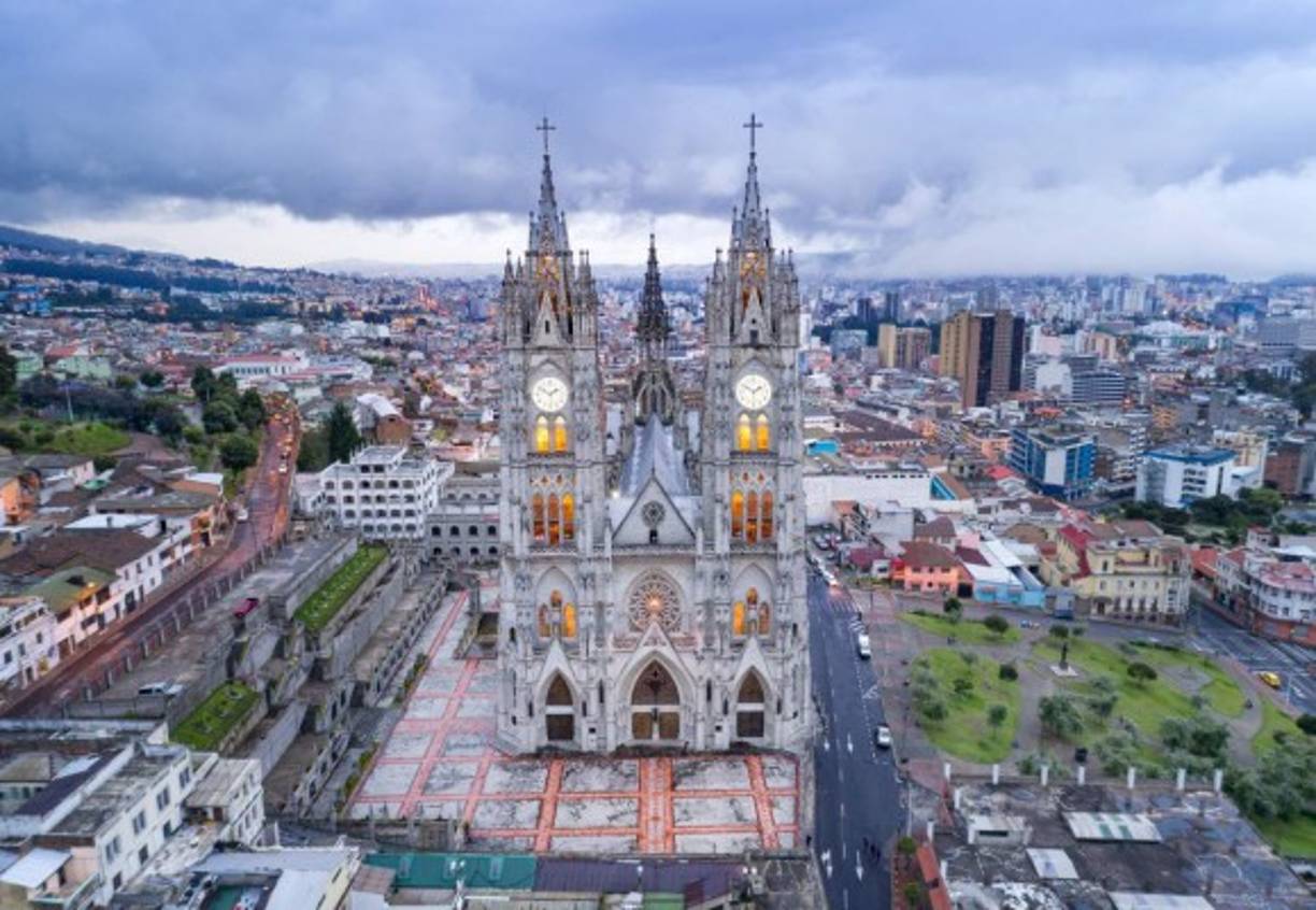Ecuador tiene diversos paisajes urbanos, entre ellos catedrales en Quito.
