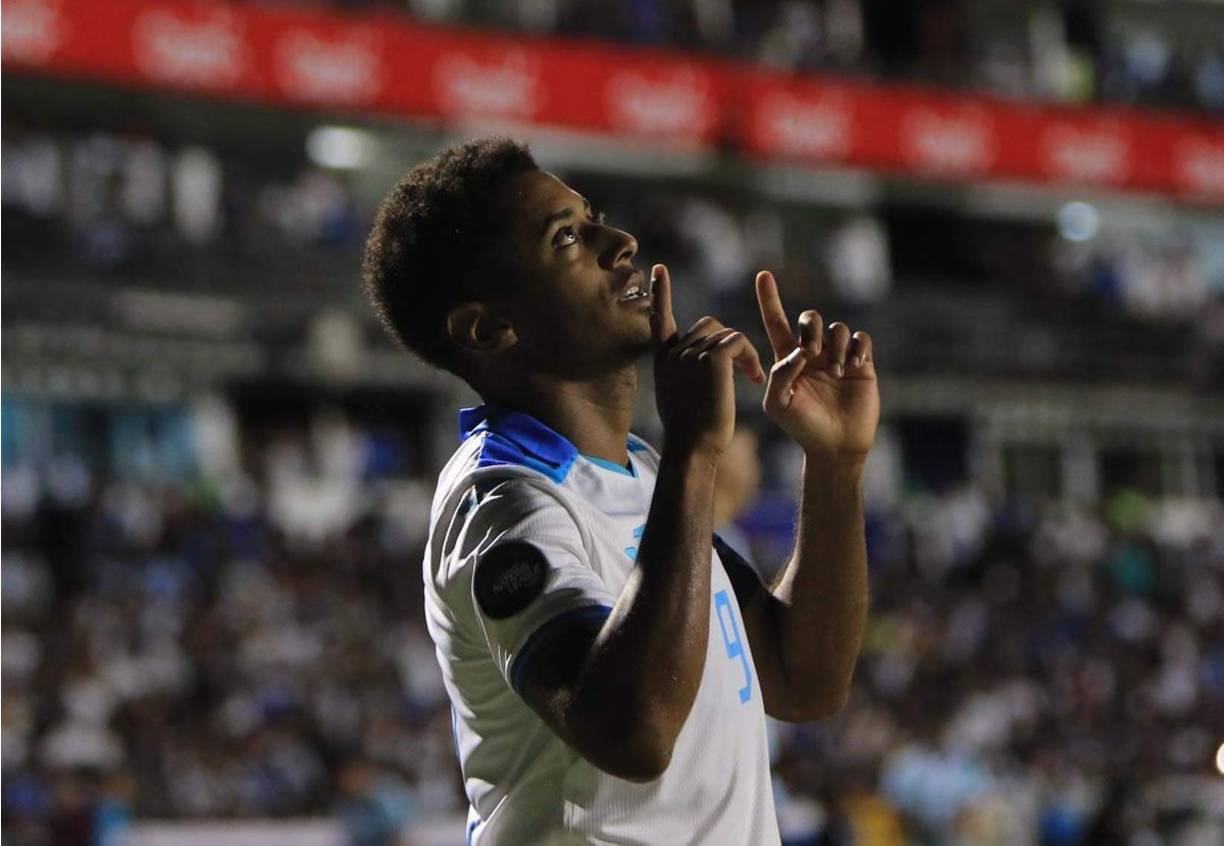 ‘Choco’ Lozano con las manos señalando al cielo celebrando su gol contra Granada.