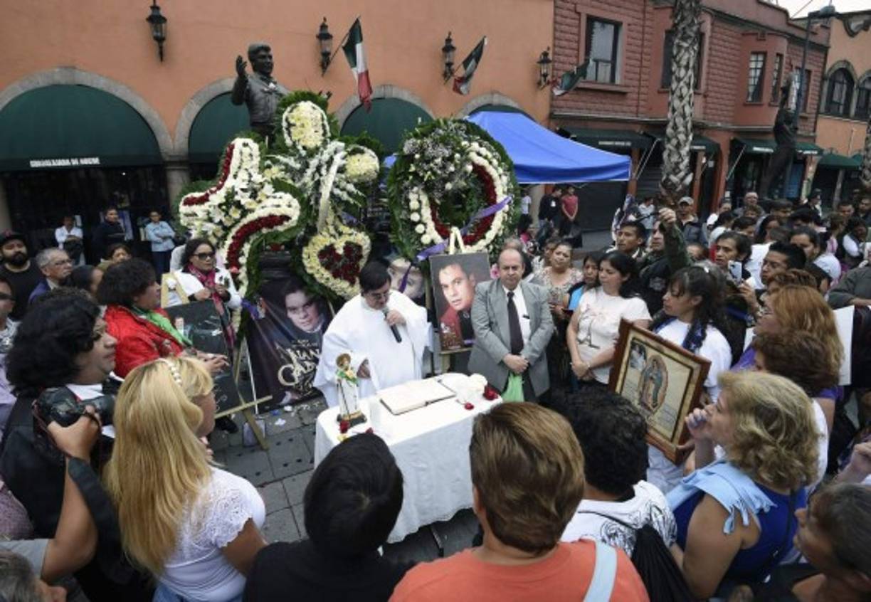 Un grupo de admiradores e imitadores del cantautor mexicano asistió a una misa ofrecida en el primer aniversario de su muerte, en la plaza Garibaldi, en la ciudad de México.