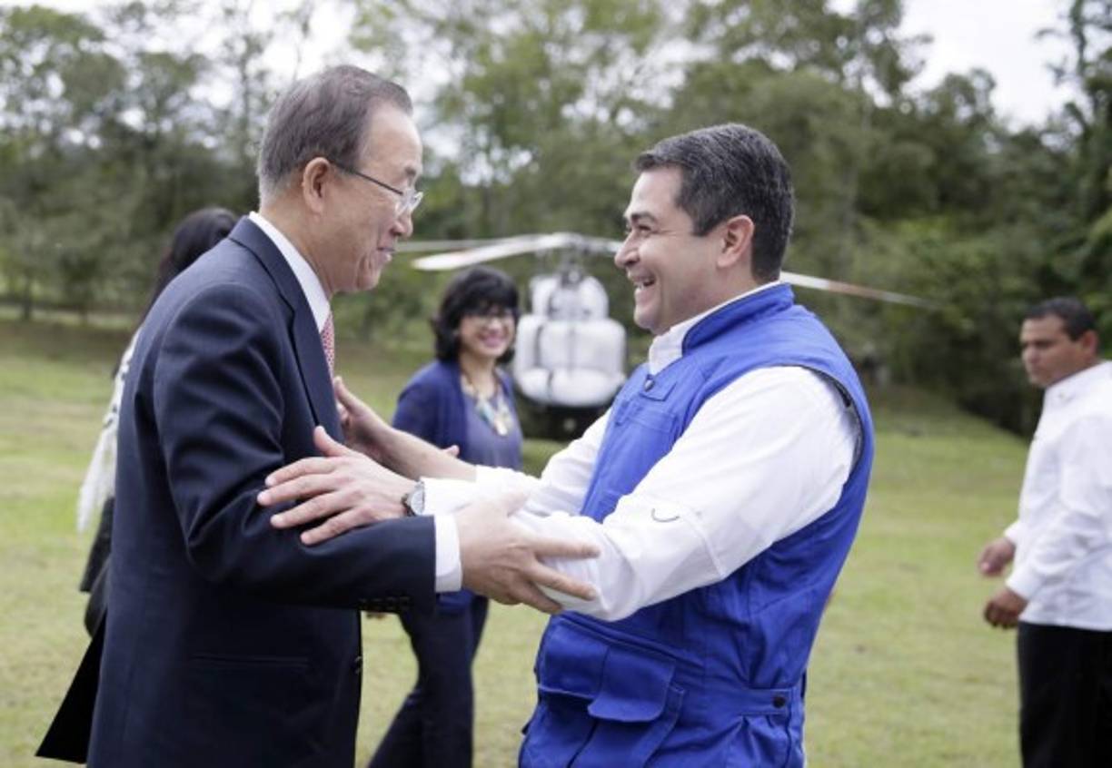 Ban Ki-Moon junto con el presidente Juan Orlando Hernández a su llegada a Copán Ruinas.