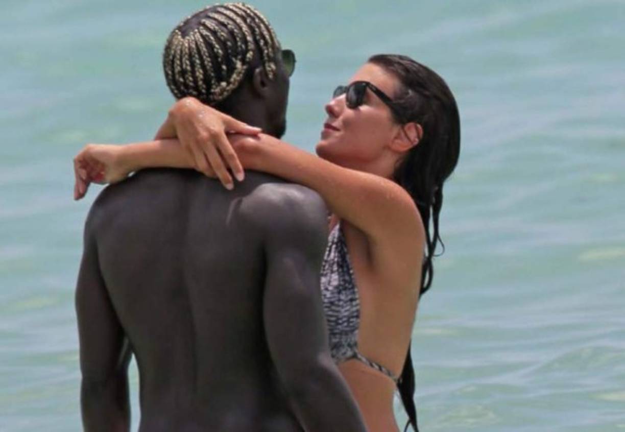 Ambos demuestran su amor. El jugador Sagna es considerado en un sector como uno de los menos agraciados del mundo .