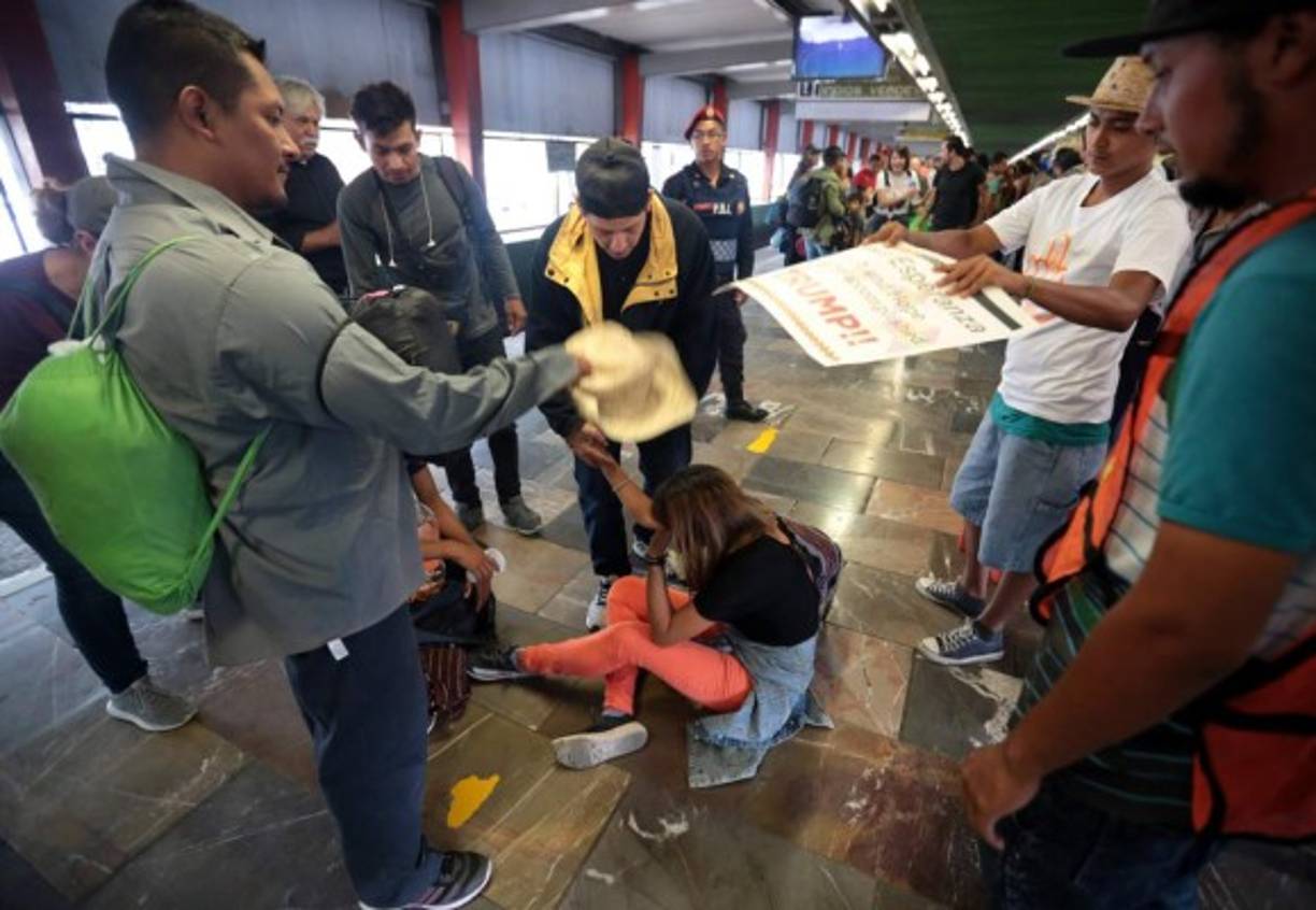 Una joven colapsó en el metro de la capital mexicana y fue asistida por otros migrantes antes de recibir atención médica.