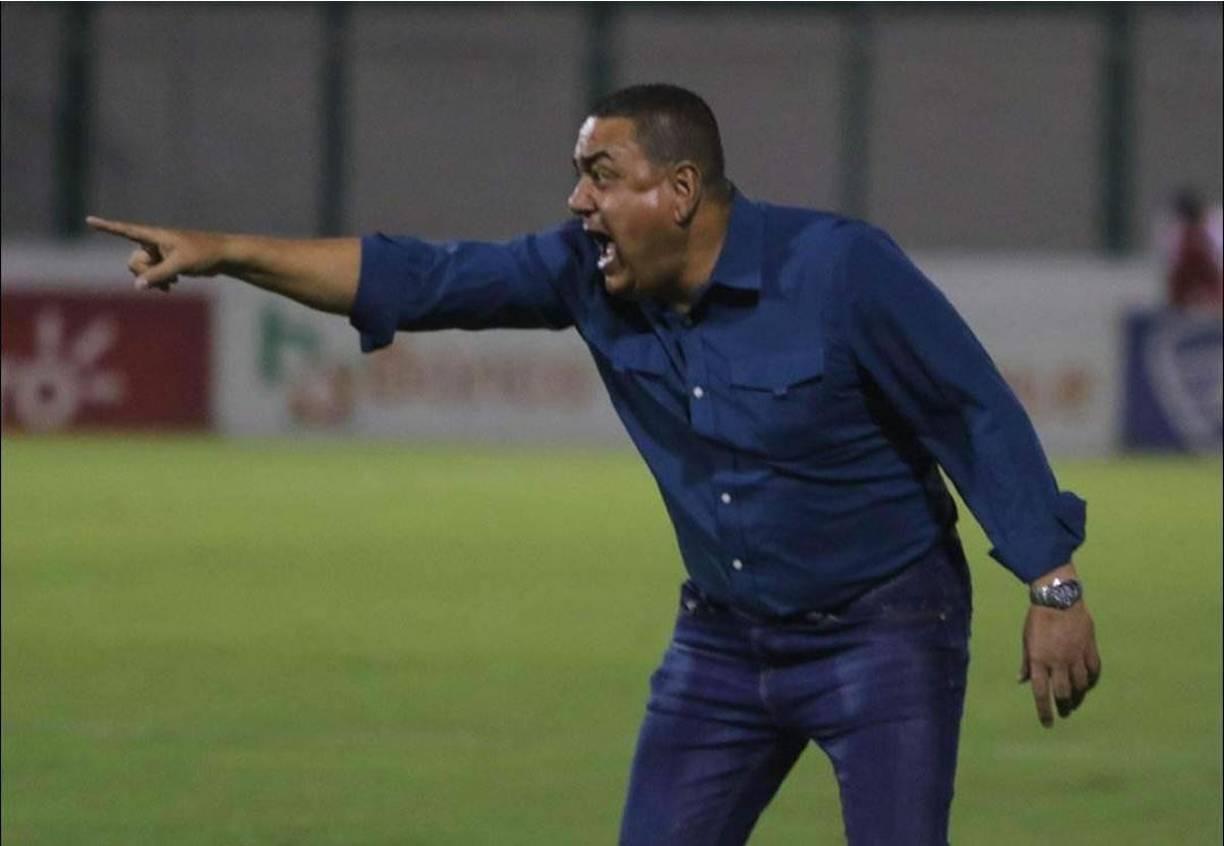 El entrenador colombiano Jhon Jairo López, del Honduras Progreso, dando indicaciones a sus jugadores.