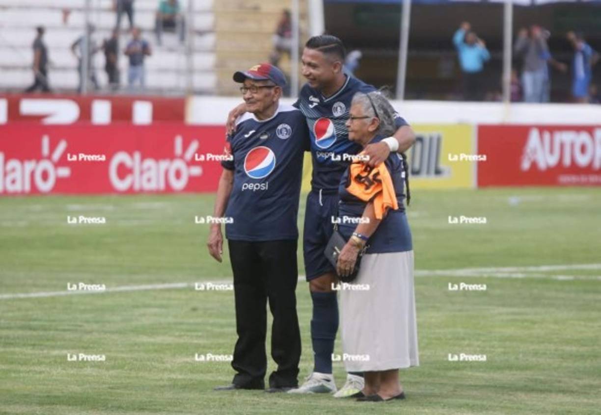 Emilio Izaguirre se volvió a vestir con la camiseta del Motagua. Fue convocado para el partido ante la Real Sociedad y antes del inicio del juego posó con dos aficionados longevos del Ciclón.