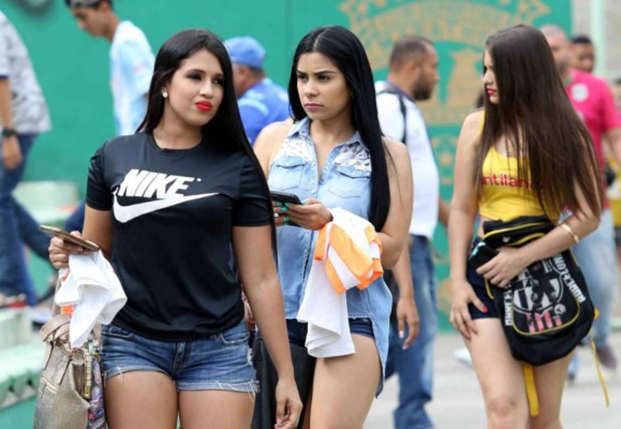 Hermosas mujeres en las gradas del estadio verdolaga.