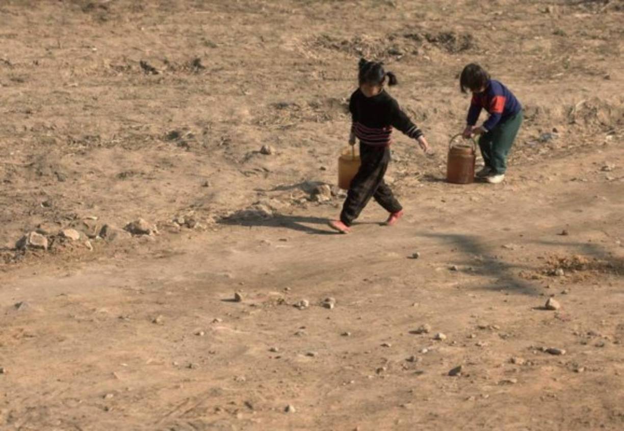 En algunas regiones del país, los habitantes deben caminar grandes distancias para conseguir agua potable.