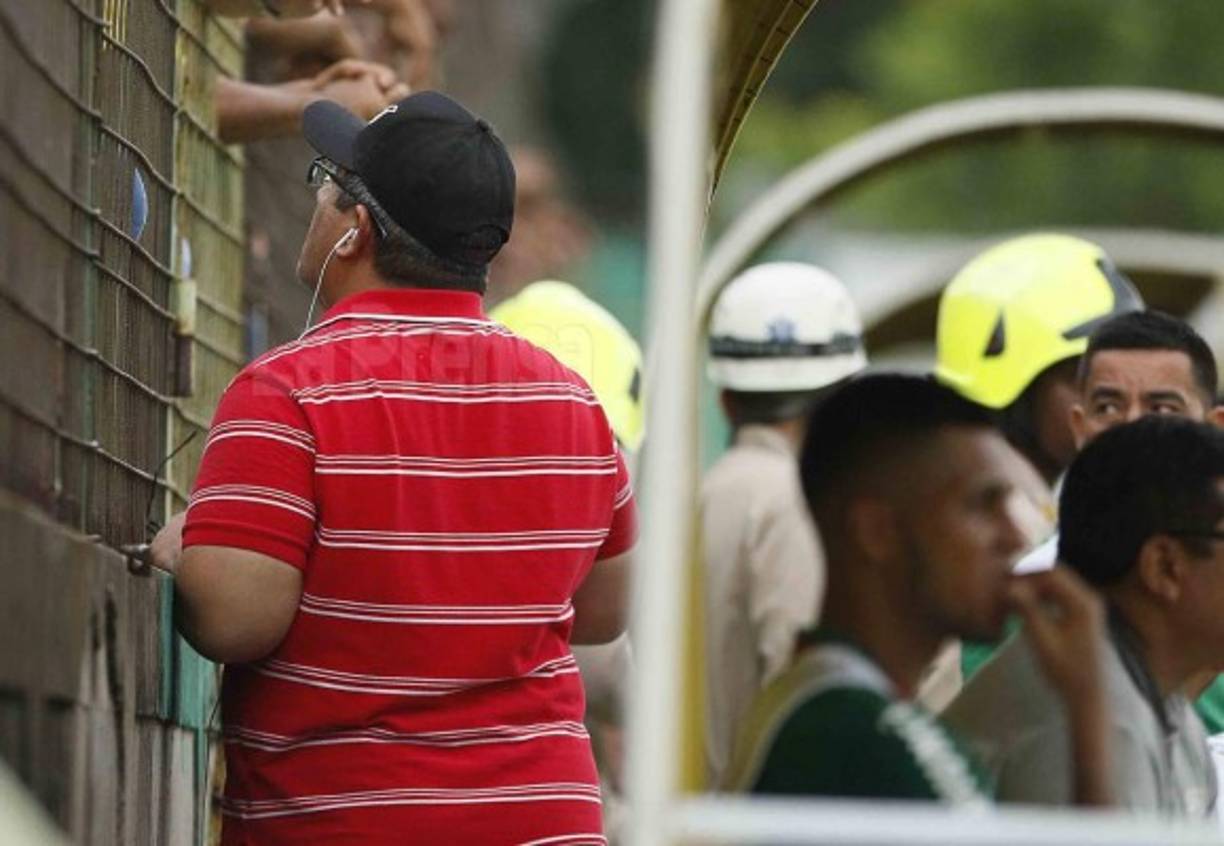 Luis Ayala en varios tramos del partido fue a recibir instrucciones de Jorge Pineda- Héctor Vargas no pudo ingresar al estadio Yankel Rosenthal.