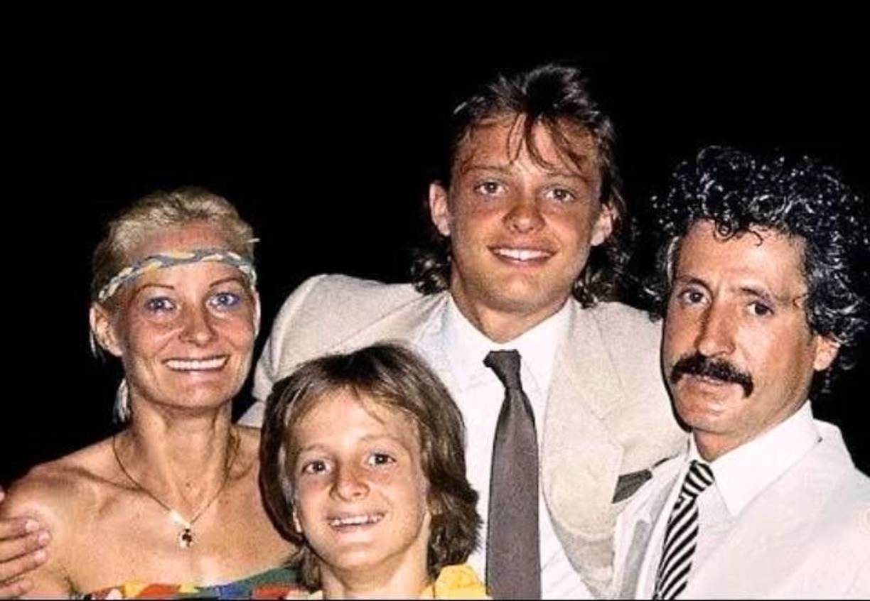 Después de asegurar en diálogo con <i>A la Tarde</i> que la mujer que ella visita en el hospital es la mamá del artista, Della Torre contó que se enteró de su paradero “en 2019, cuando a ella la encuentran en situación de calle y ante una entrevista hecha por Luis (Ventura) es llevada esposada por policías a este nosocomio”. 