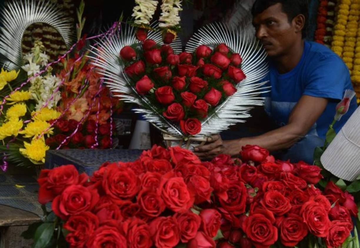 Un vendedor de arreglos florales en Pakistán.