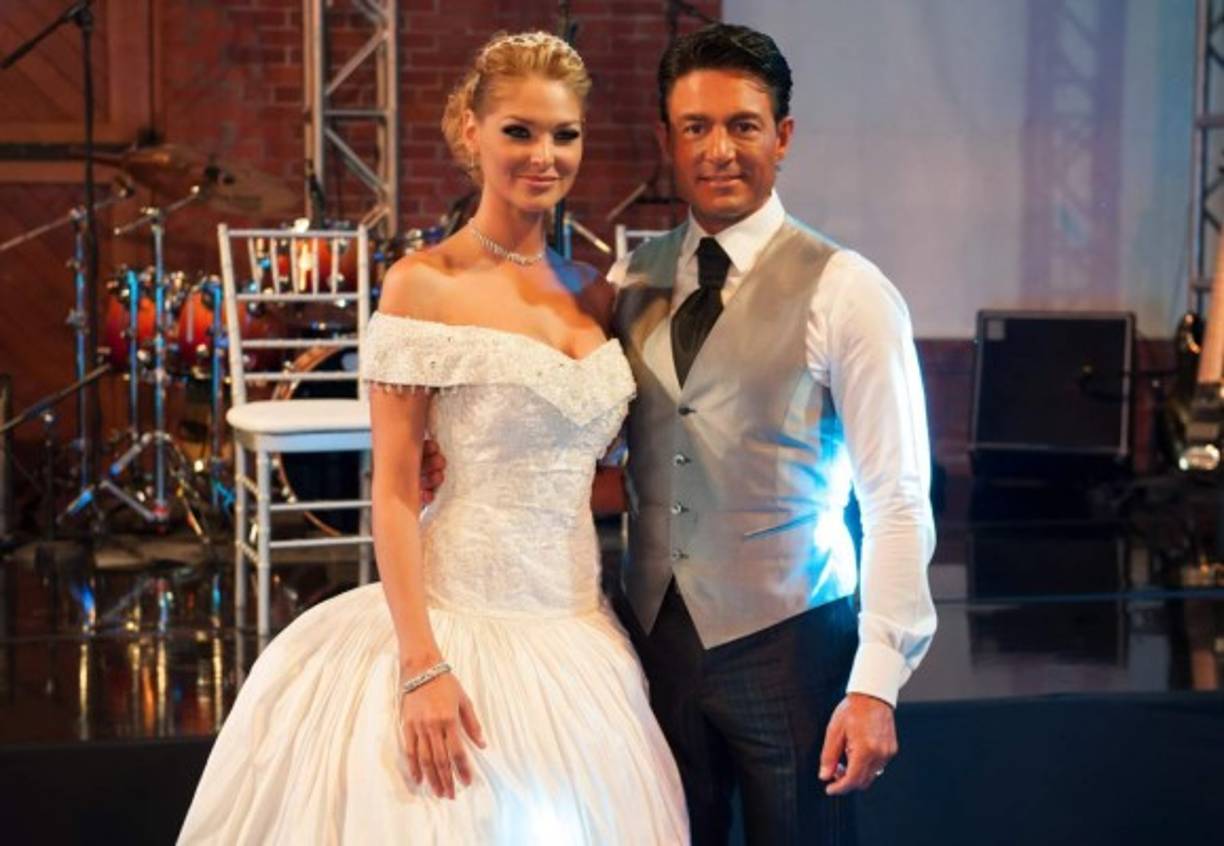 El galán mexicano Fernando Colunga y la actriz Blanca Soto también habrían llevado su amor ficticio a la vida real. La pareja protagonizó la comedia romántica 'Porque el amor manda' en 2013, y desde entonces, medios mexicanos afirman que sostienen una relación sentimental.<br/>