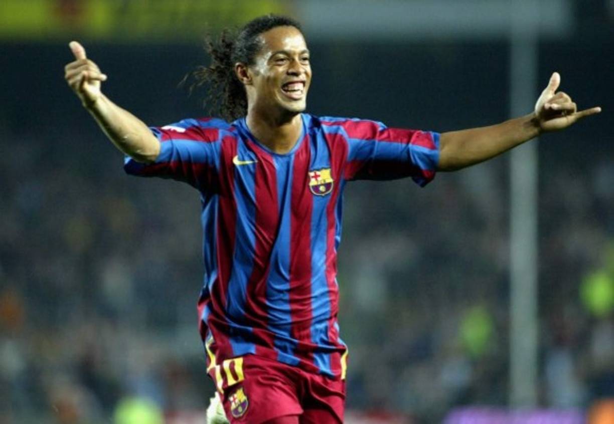 Ronaldinho. Otro de los astros de la historia del deporte rey. La magia brasileña de Ronaldinho, esa que hizo levantarse a algunos aficionados del Santiago Bernabéu para aplaudirle en una de sus exhibiciones. Un talento descomunal al alcance de pocos, una alegría vital dentro y fuera del terreno de juego. Suyo fue el protagonismo en un Barça que hizo historia de la mano de su maravilloso y alegre juego. Que Messi le ponga en su alineación es lógico porque parece que eran íntimos amigos cuando coincidieron en el Barça.