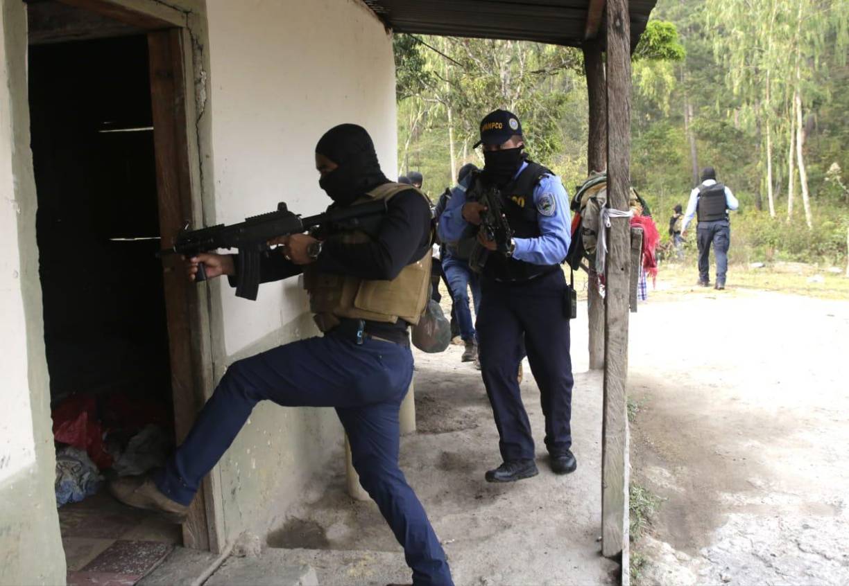Dos fusiles de asalto, uno de ellos con una mira de alto alcance, andaban mareros capturados en el enfrentamiento con agentes de la Policía.