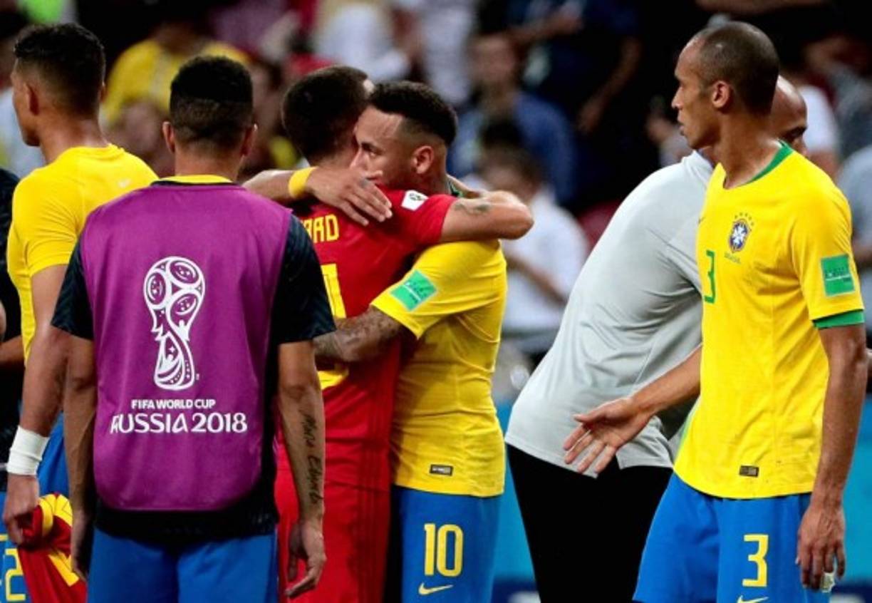 El abrazo de los 10. Neymar y Eden Hazard se abrazaron al final del partido.