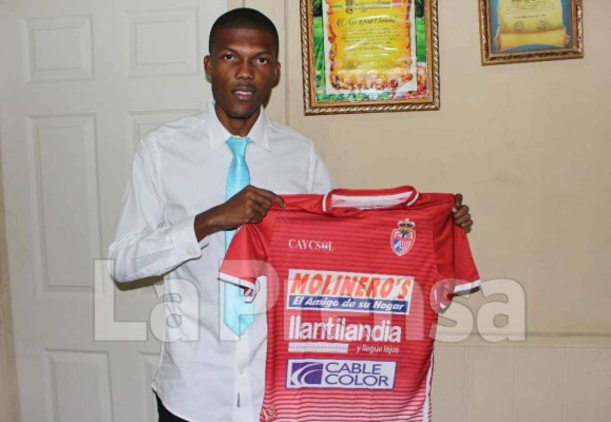 Erick Bernárdez: Con camisa blanca manga larga y corbata azul celeste, el defensor ha sido presentado como nuevo fichaje de la Real Sociedad de Tocoa. Tuvo un paso fugaz por Victoria sin embargo no logró consolidarse, luego ascendió a primera división con Juticalpa, posteriormente fichó para Olancho en Liga de Ascenso. Antes de integrarse a Real Sociedad estuvo a prueba con el Vida pero no fue del gusto del técnico Héctor Castellón.