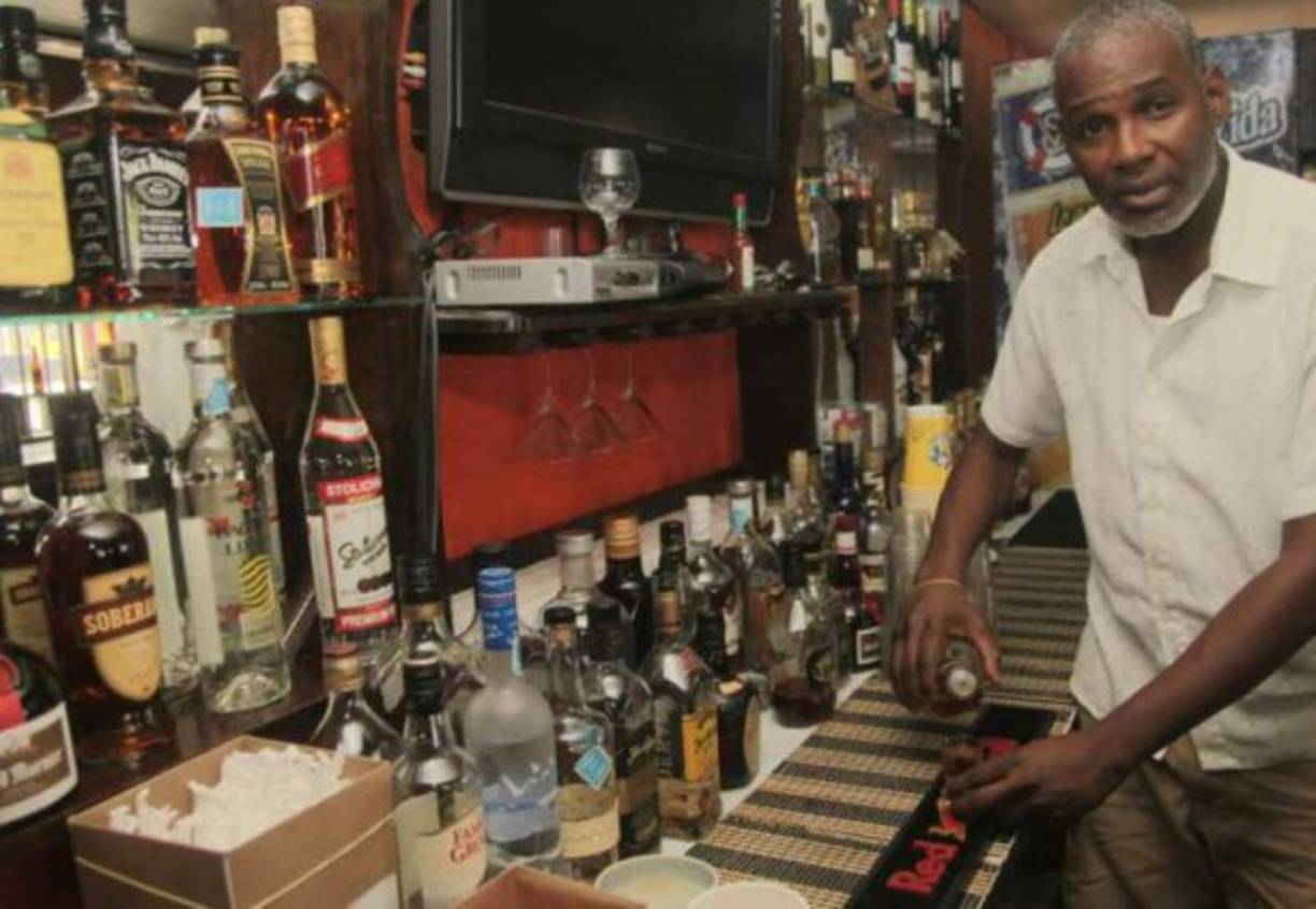 Javier Martínez: El ex defensor del Motagua y Victoria tiene un bar en La Ceiba.