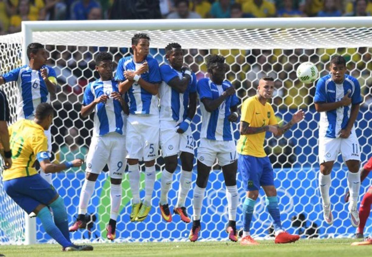 Un peligroso tiro libre de Brasil contra Honduras.
