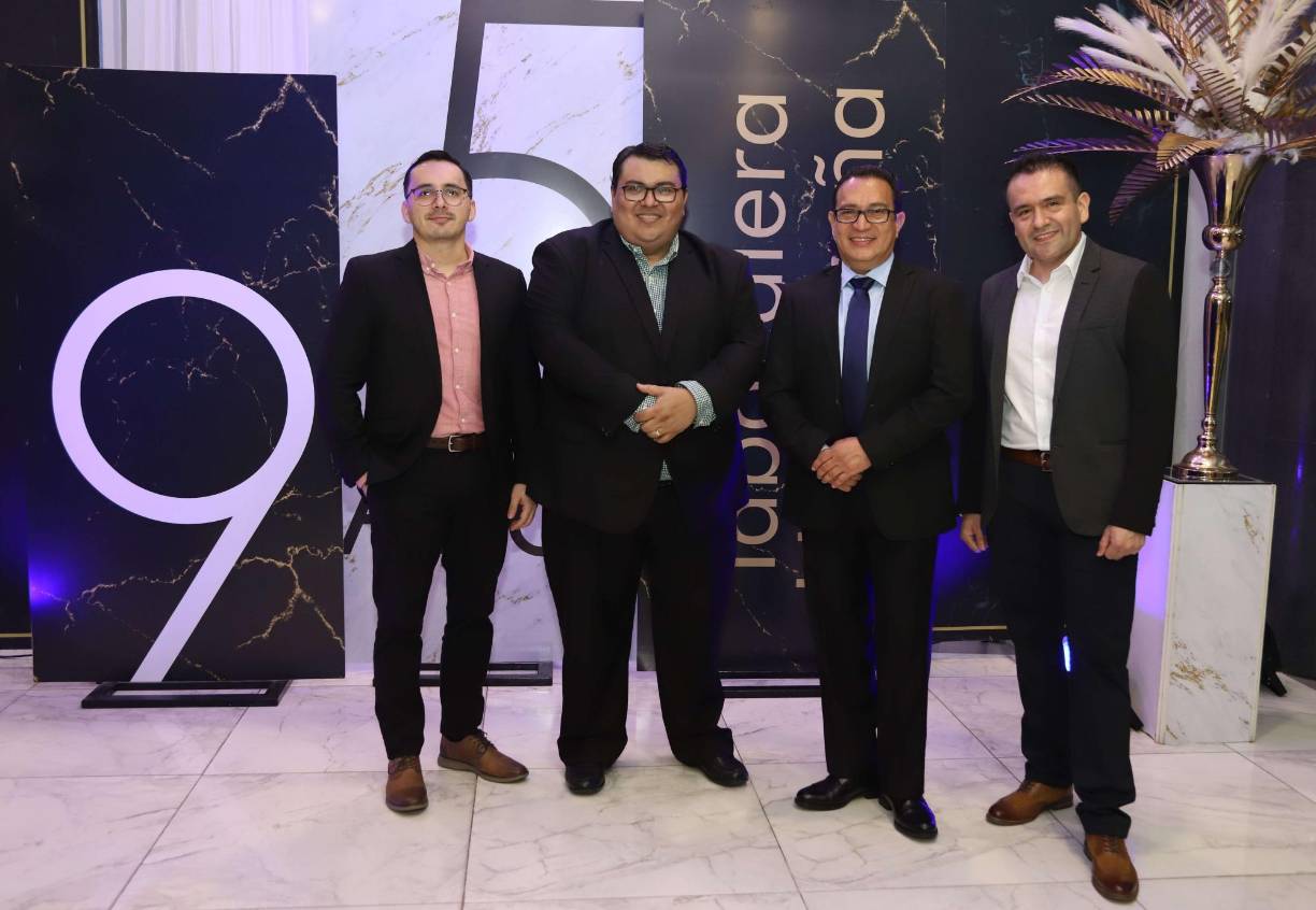 Tabacalera Hondureña S. A., celebró su 95 aniversario en compañía de sus colaboradores y directivos, en una fiesta que se preparó en el Centro de Convenciones del Hotel Copantl para deleite de todos los invitados que forman parte de la compañía. En la reunión se aprovechó a regalar un presente a cada uno de los asistentes, como símbolo de agradecimiento por su arduo labor que engrandece a la empresa. En la fotografía posan Roger Rodríguez, Gabriel Trejo, Jesús Amador y Luis Guillermo Torres.