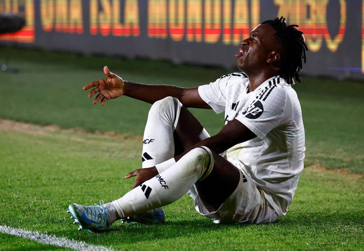 Vinicius se duele de un golpe en su pie derecho tras una falta en el partido contra Las Palmas.