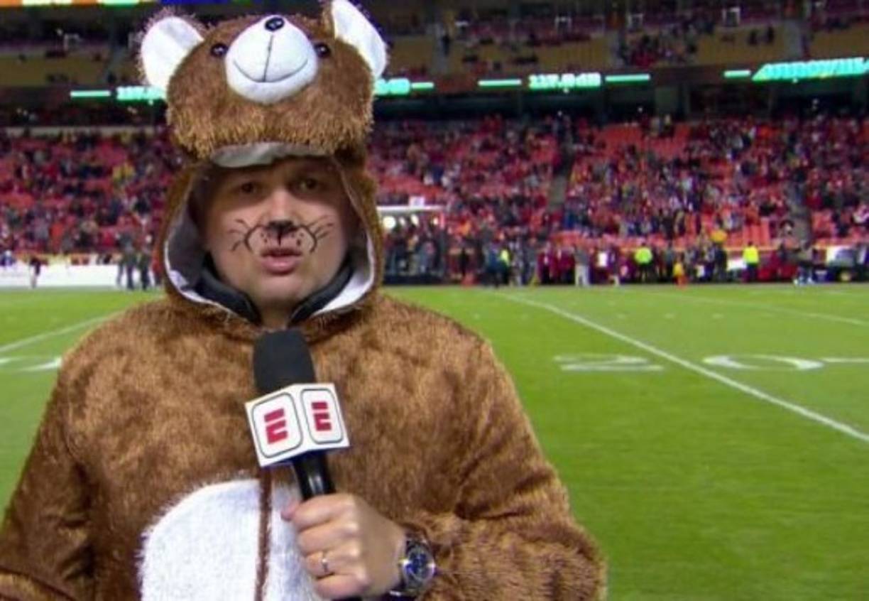 John Sutcliffe de la cadena ESPN se unió a la noche de brujas y en plena transmisión así lució.