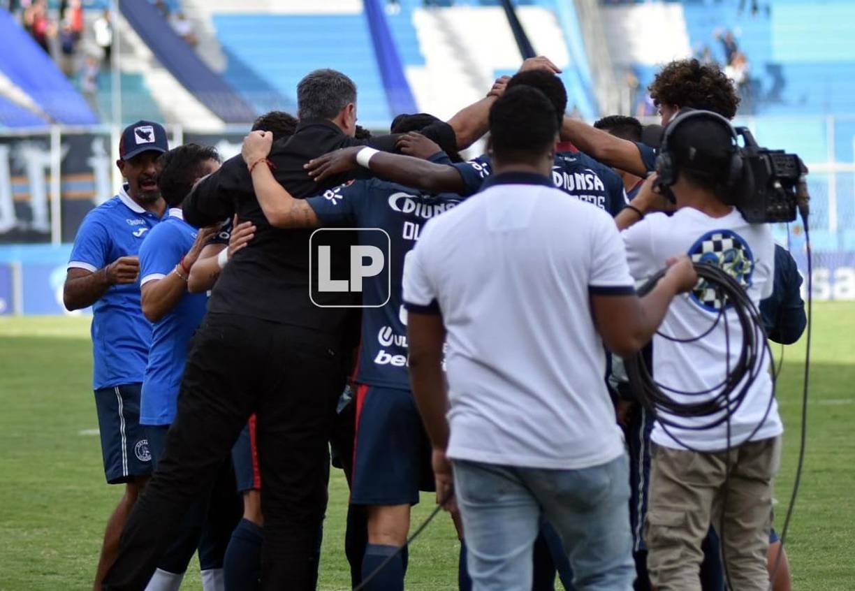 Todos los futbolistas celebraron el gol de Franco Olego en el área técnica abrazando a su jefe en mando, Diego Vázquez.