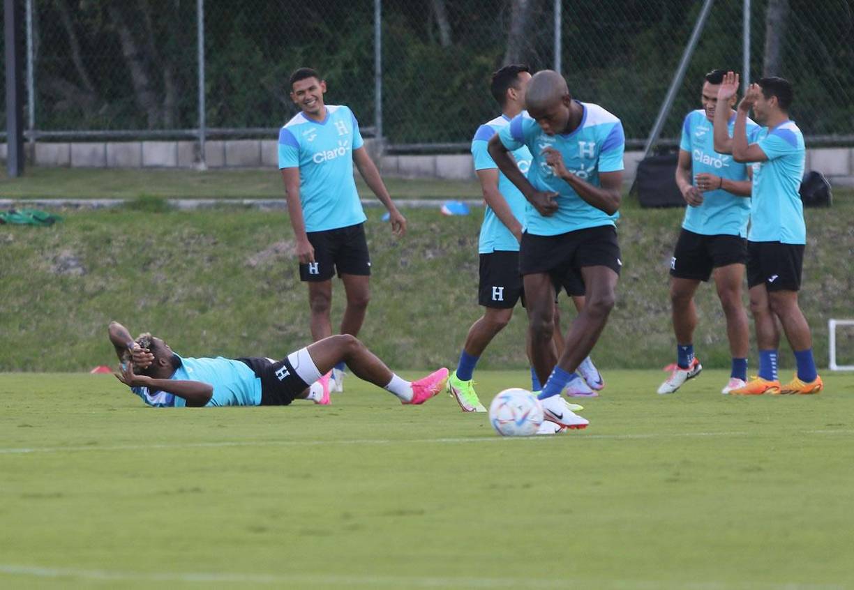 Mientras Jorge Benguché y Luis Vega se divierten en el CAR, Carter Bodden contempla la pelota en la sede de Olimpia.