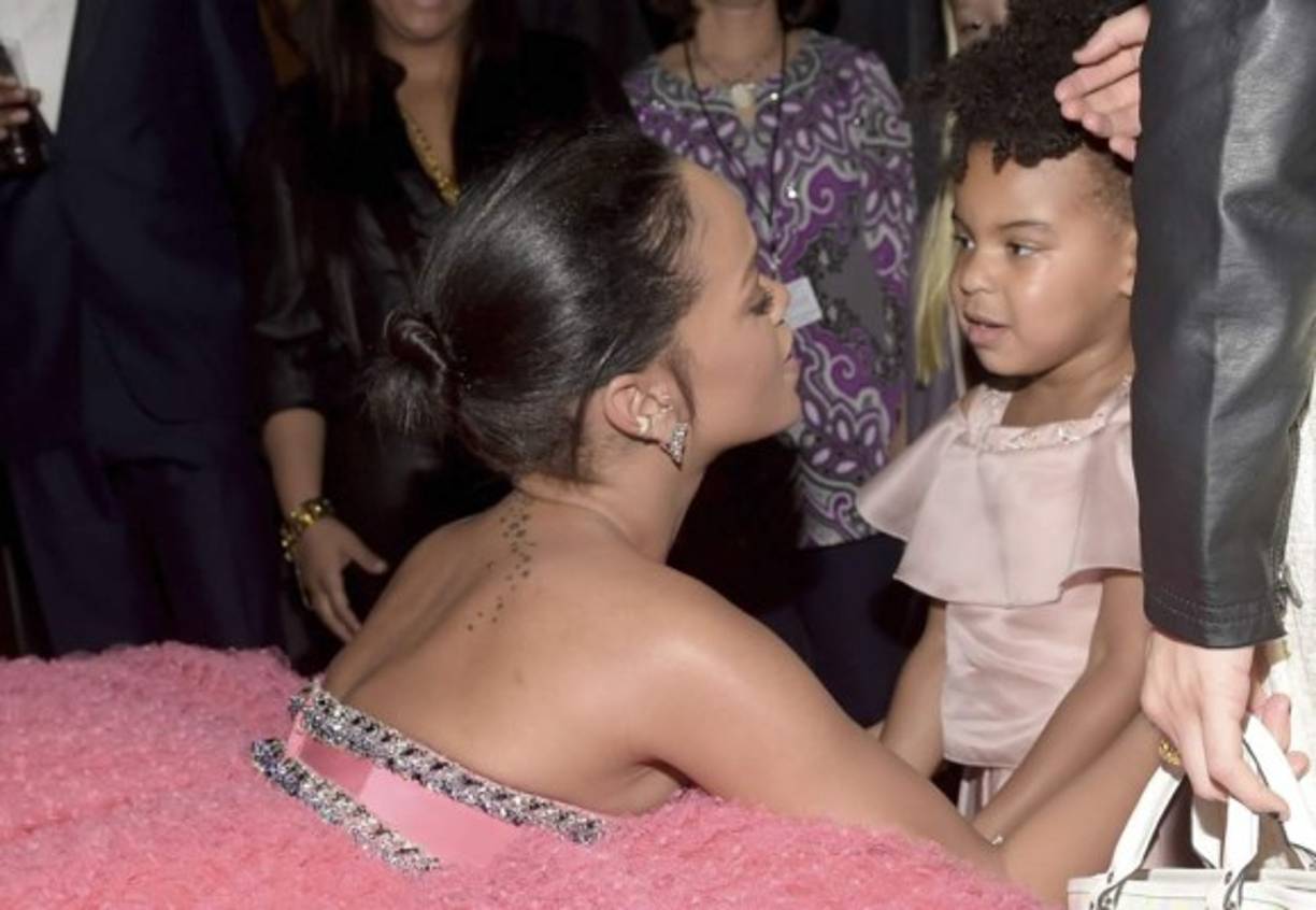 Rihanna saluda a Blue Ivy Carter.