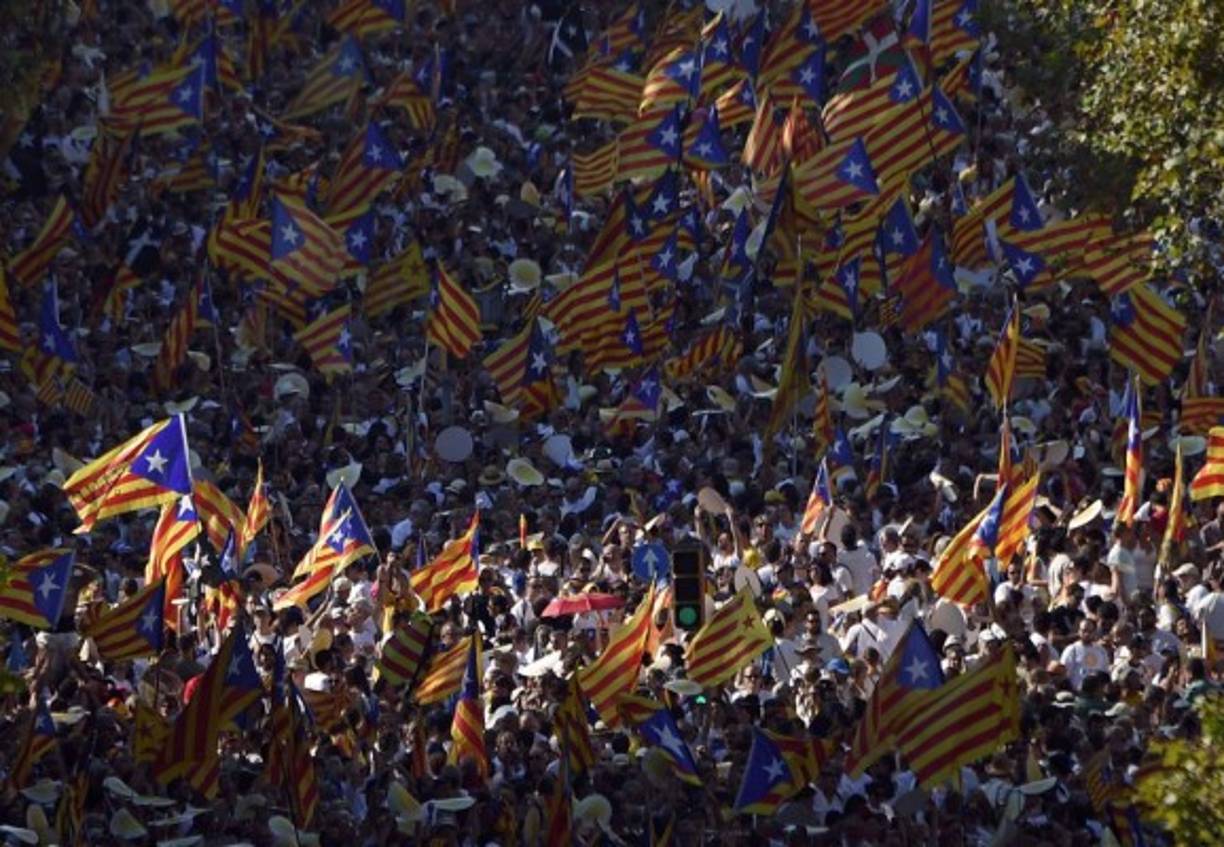 ESPAÑA. Barcelona reclama su independencia. Los catalanes se volcaron a las calles en la Diada, la fiesta “nacional”, para reclamar celeridad a sus políticos en su plan para independizarse de España. Foto: AFP/Lluis Gene