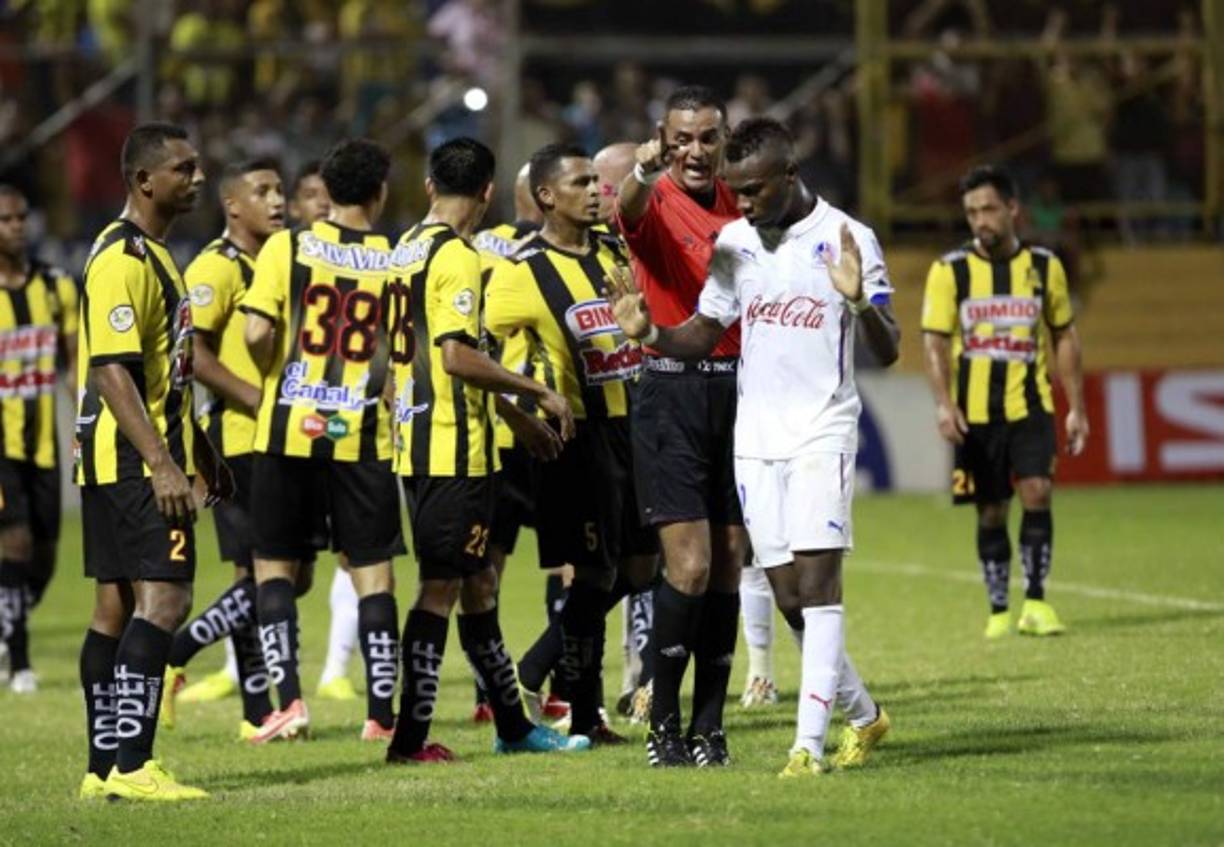 Jugadores del Real España reclaman a Kevin Álvarez.