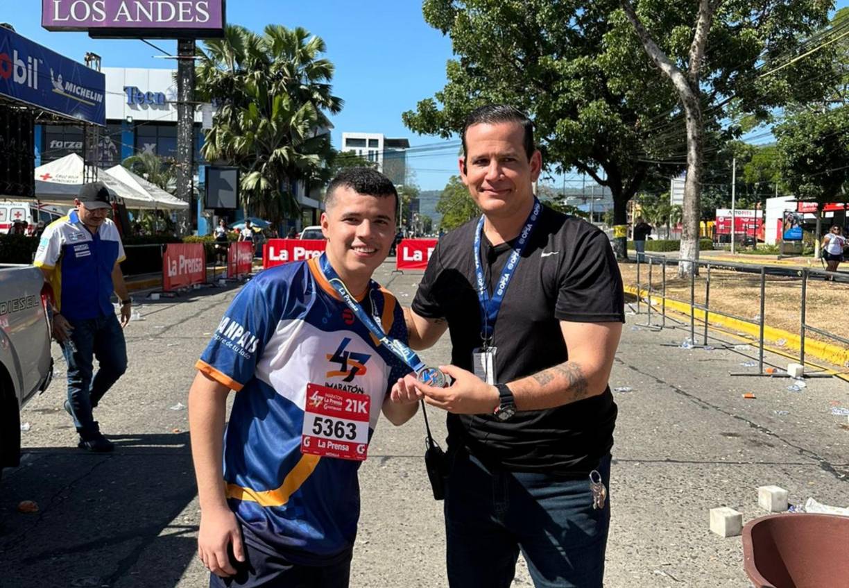 Este corredor (izquierda) fue el último en cruzar la meta en los 21 kilómetros.