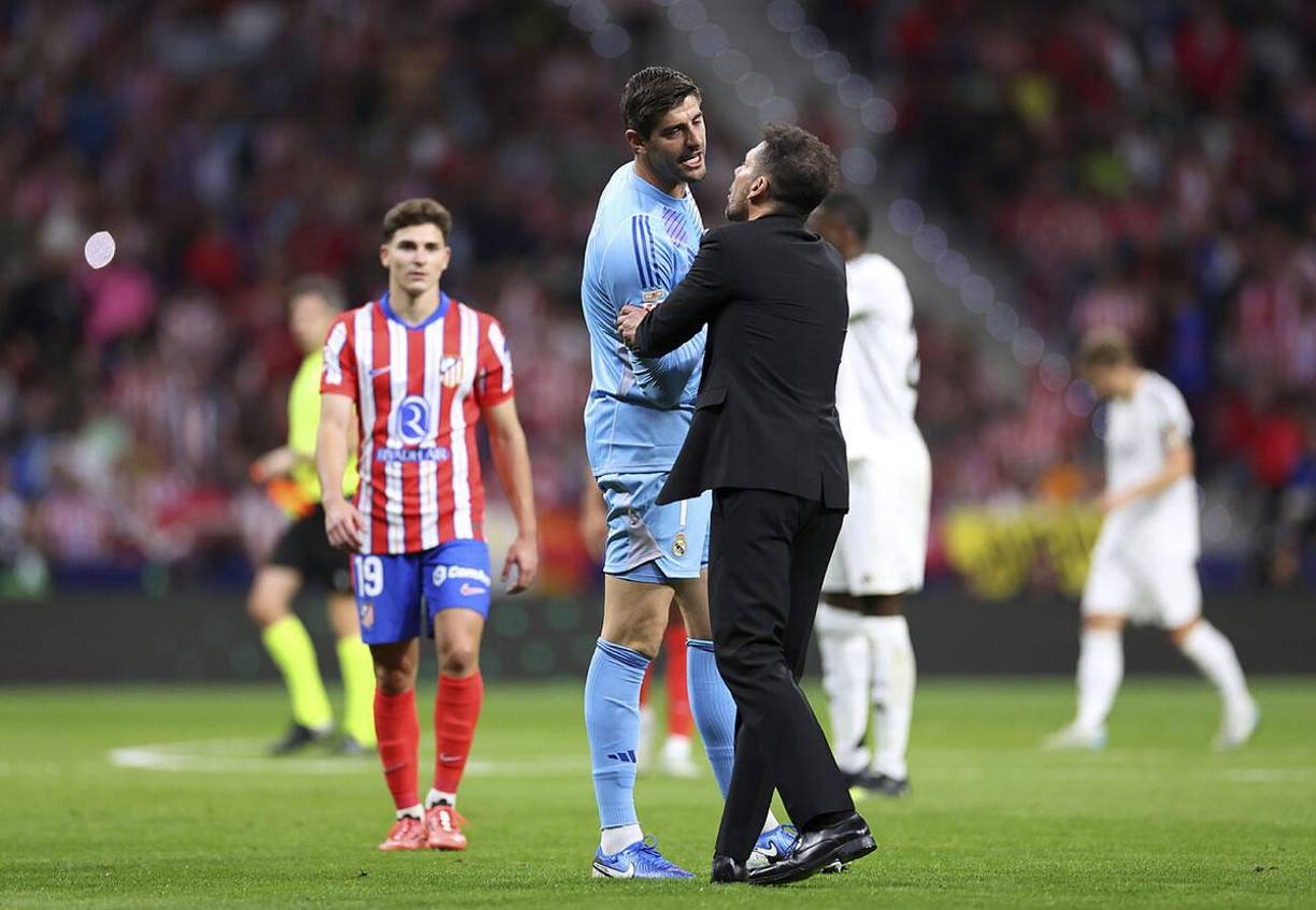 El ‘Cholo’ Simeone se acercó a platicar con Thibaut Courtois tras la suspensión del partido por unos minutos.