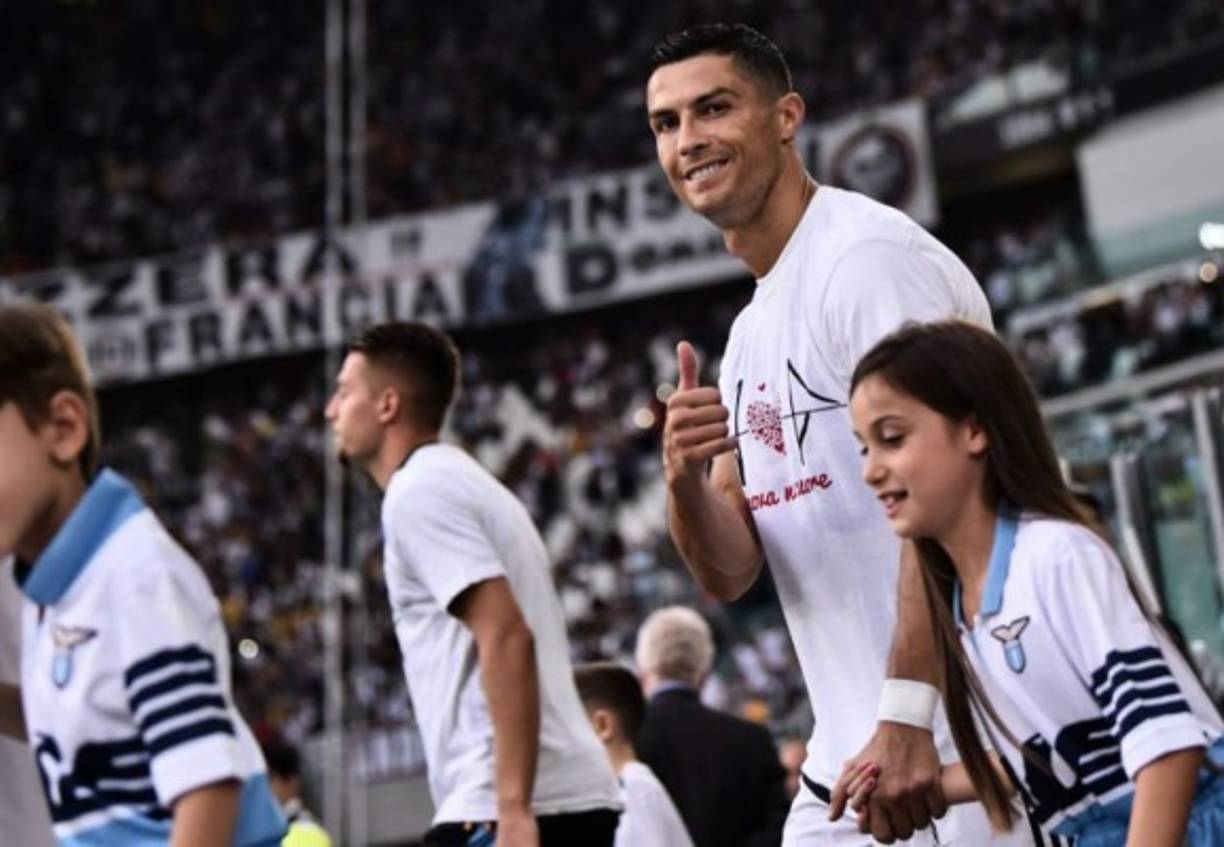 Cristiano Ronaldo ingresó al césped junto a esta chica.