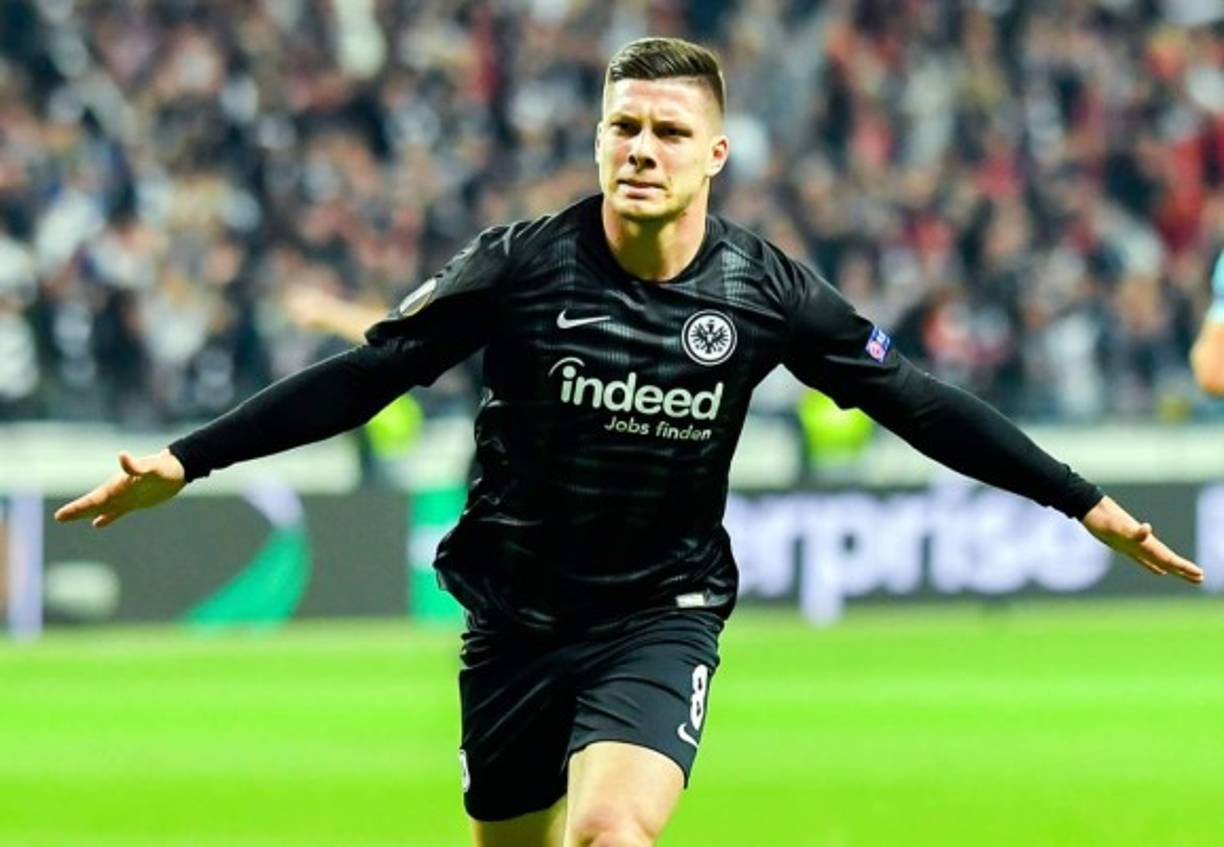El diario AS publica que el Real Madrid ha cerrado el fichaje de Luka Jovic, delantero del Eintracht Frankfurt​​​, por 60 millones de euros. De esa cantidad, 48 serán para el club alemán y 12 para el Benfica, que se guardó un 20% de un futuro traspaso del jugador. El atacante serbio, de 21 años, será jugador blanco por las próximas seis temporadas.