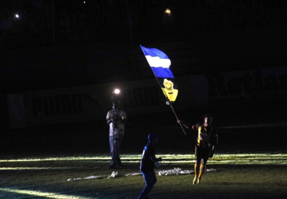 'La Sombra Voladora' con las banderas de Honduras y de su amado Real España.