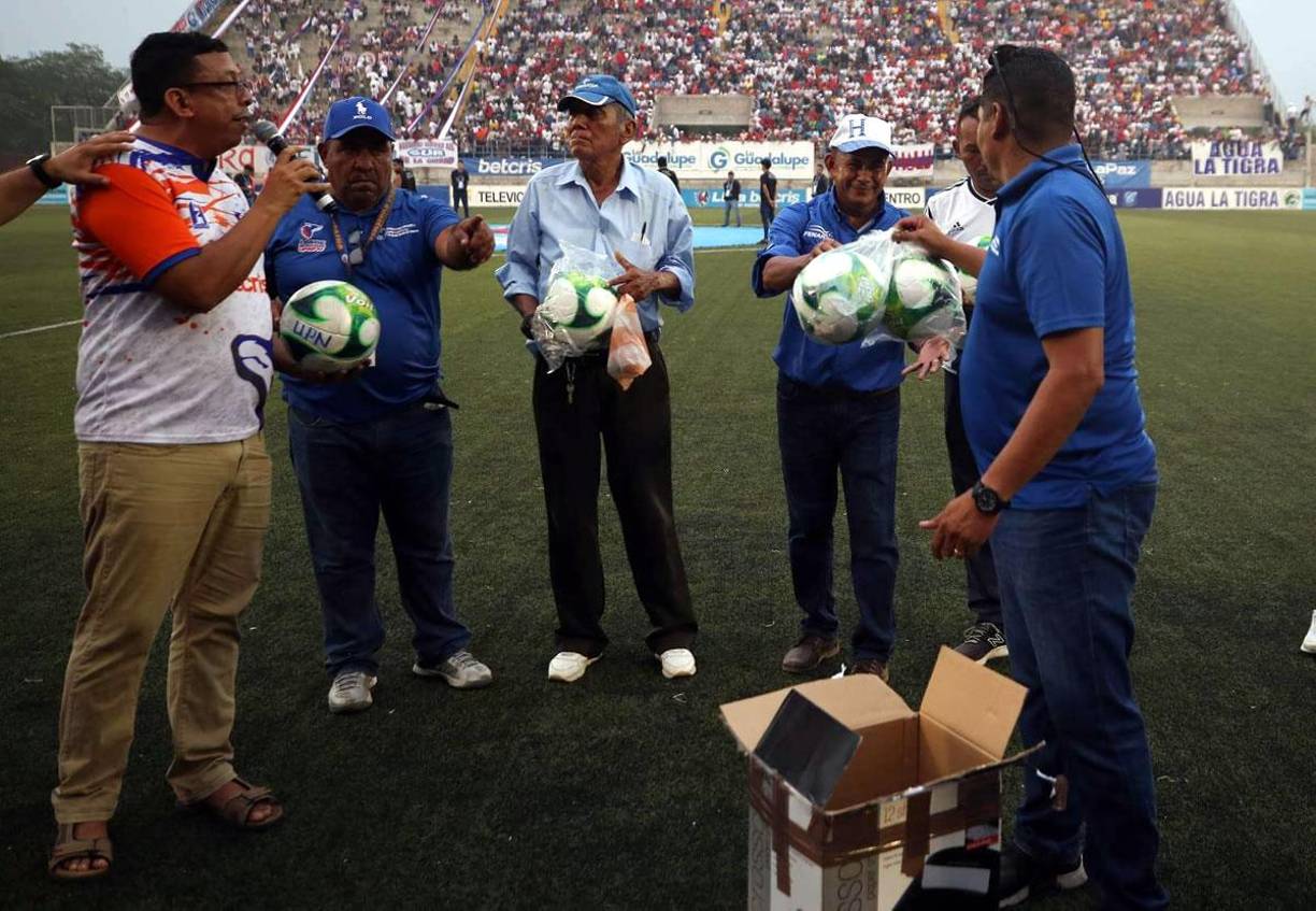 La UPNFM tuvo un gran detalle antes del inicio del partido. Los Lobos regalaron 90 balones a las Ligas Menores de Choluteca. Enorme gesto.