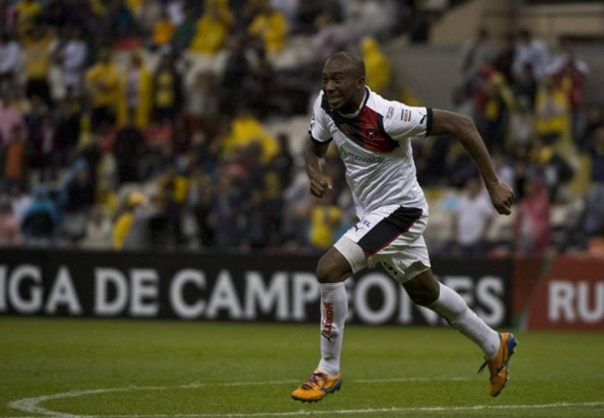 Jerry Palacios: El delantero hondureño es pretendido por Medford para que llegue al Herediano. El jugador planeaba en el retiro pero al parecer lo podría analizar. Cabe señalar que jugó con Alajuelense y marcó goles claves.