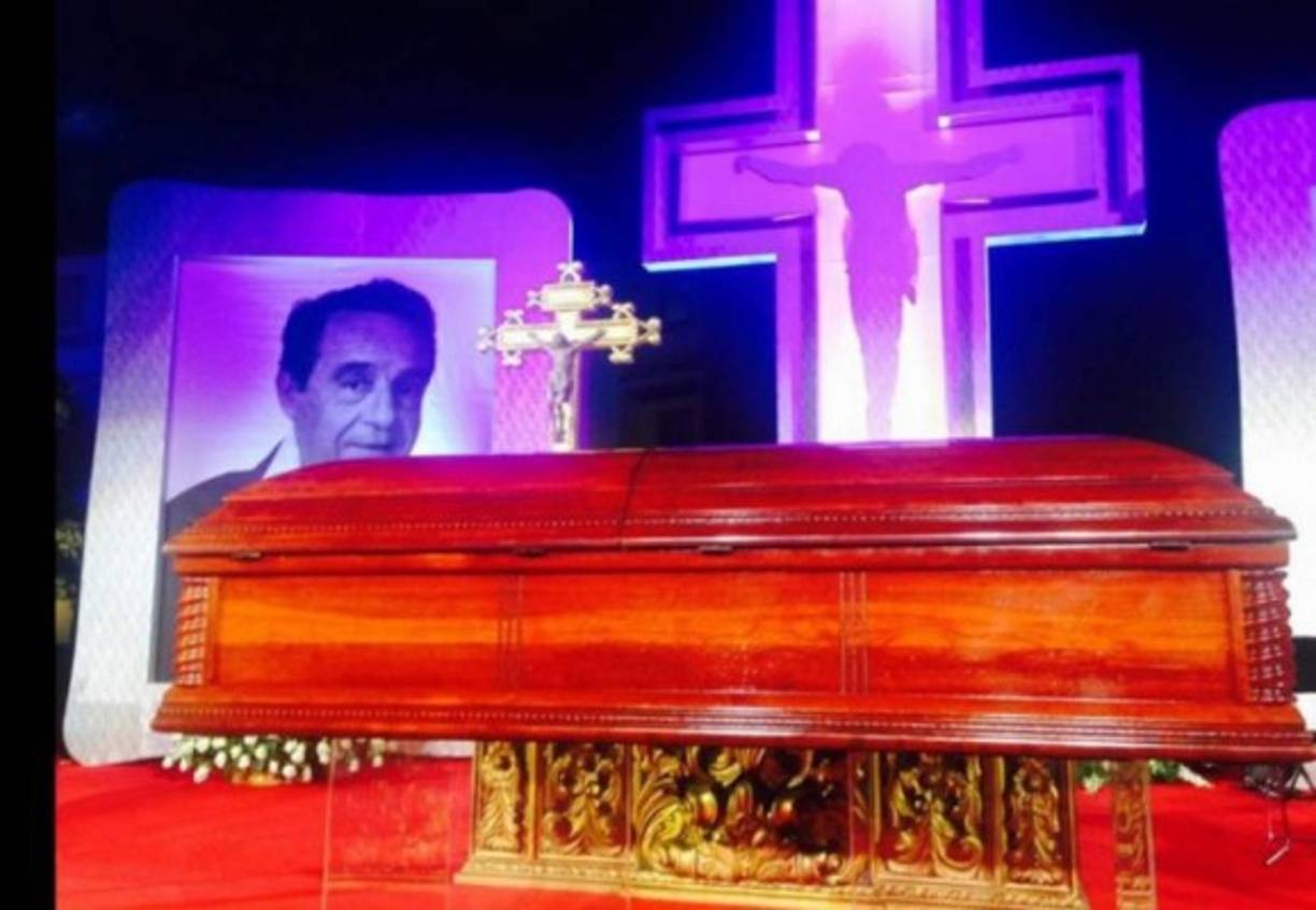 Chespirito dice adiós: Tras la muerte de Roberto Gómez Bolaños, apodado Chespirito, en 2014, su funeral fue transmitido en vivo. En él ocurrió algo increíble. Durante la retransmisión se pudo observar una figura semitransparente durante unos segundos. Miles de personas la vieron y aseguraron que fue el espíritu de Chespirito, que se despedía de sus seguidores.