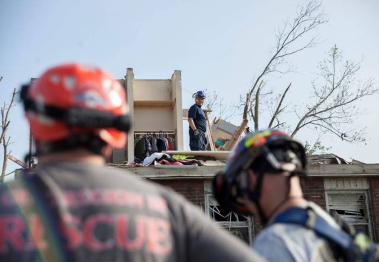 'Tenemos casas arrasadas, complejos de apartamentos enteros destrozados, negocios a lo largo de nuestra comunidad cuyas paredes colapsaron', dijo Nicholas Hasford, jefe de bomberos de esa ciudad.