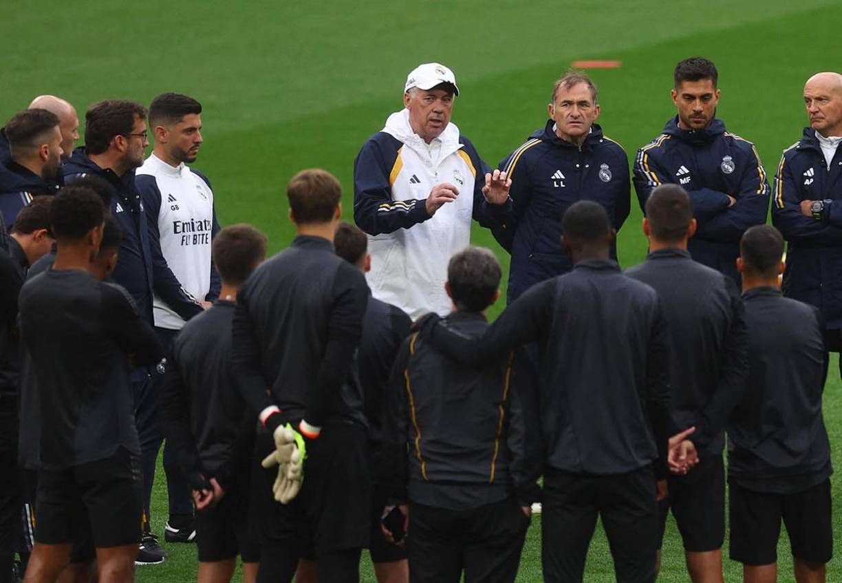 Carlo Ancelotti tuvo una charla con los jugadores antes de empezar la práctica. ¿Qué les habrá dicho el entrenador italiano?