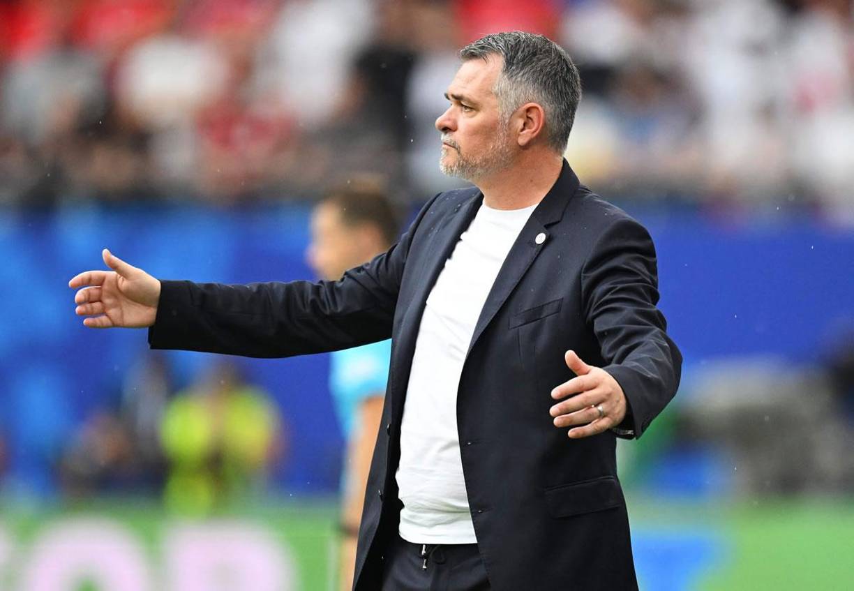 Willy Sagnol - El entrenador francés gana el salario más bajo de 200 mil euros en la Selección de Georgia.