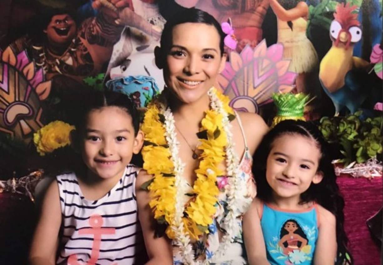 Sara Valentina y Nina Victoria, de ocho y cinco años respectivamente, estaban este jueves junto a su abuela y su hermana mayor compartiendo en la habitación de su mamá cuando una llamada telefónica alteró el orden.