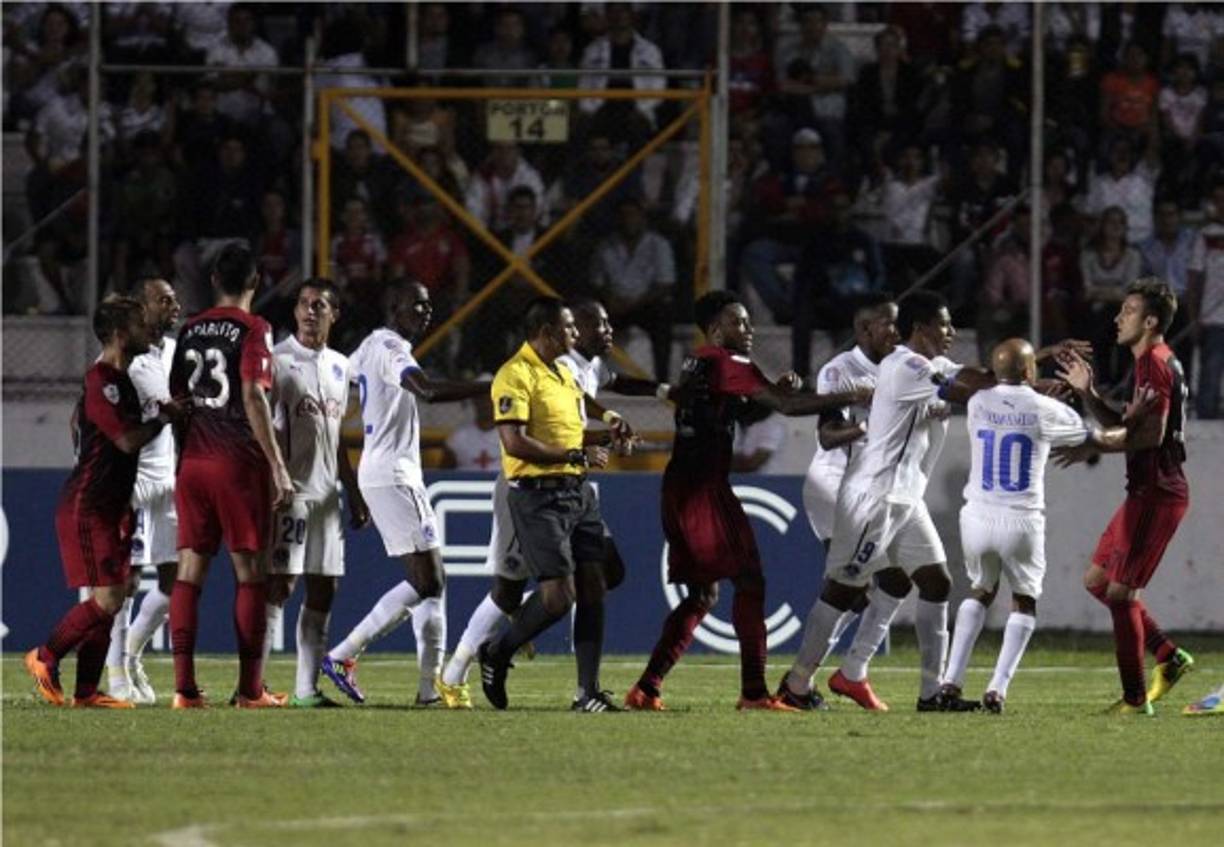 Una pequeña bronca se armó entre jugadores del Olimpia y del Portland Timbers.