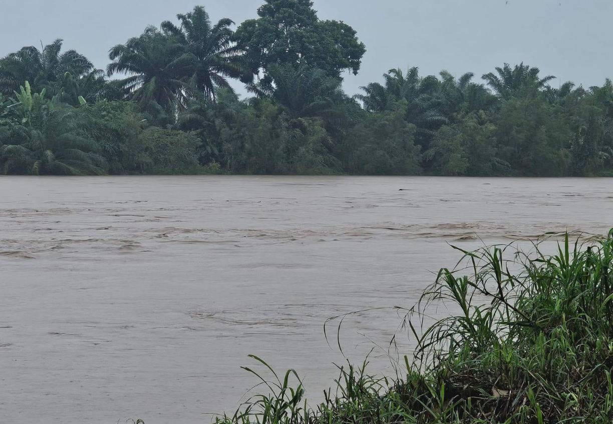 Las autoridades recomiendan mantenerse alerta porque el caudal podría continuar en aumento. 
